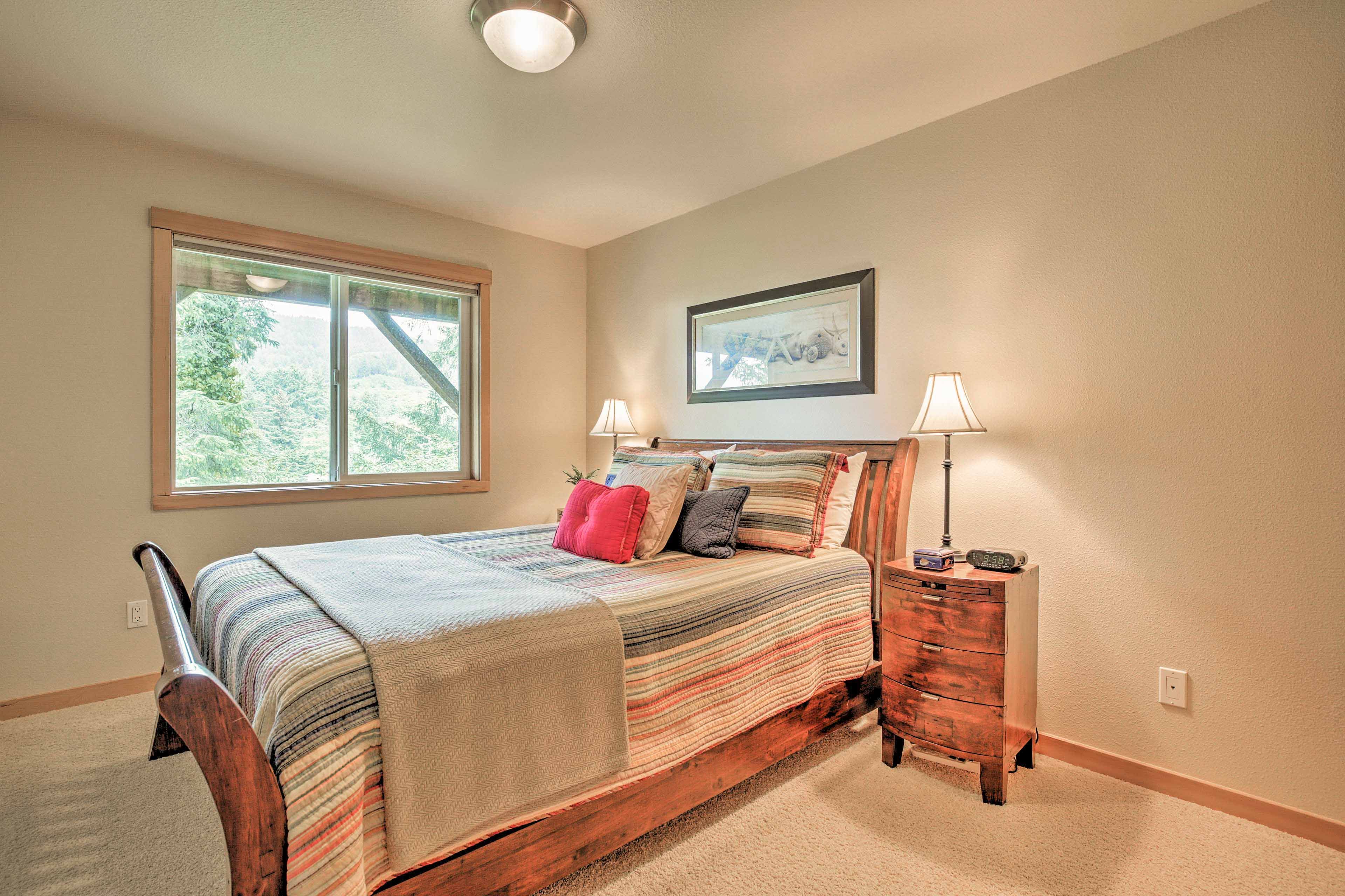 Bedroom 2 | Queen Bed | 1st Floor