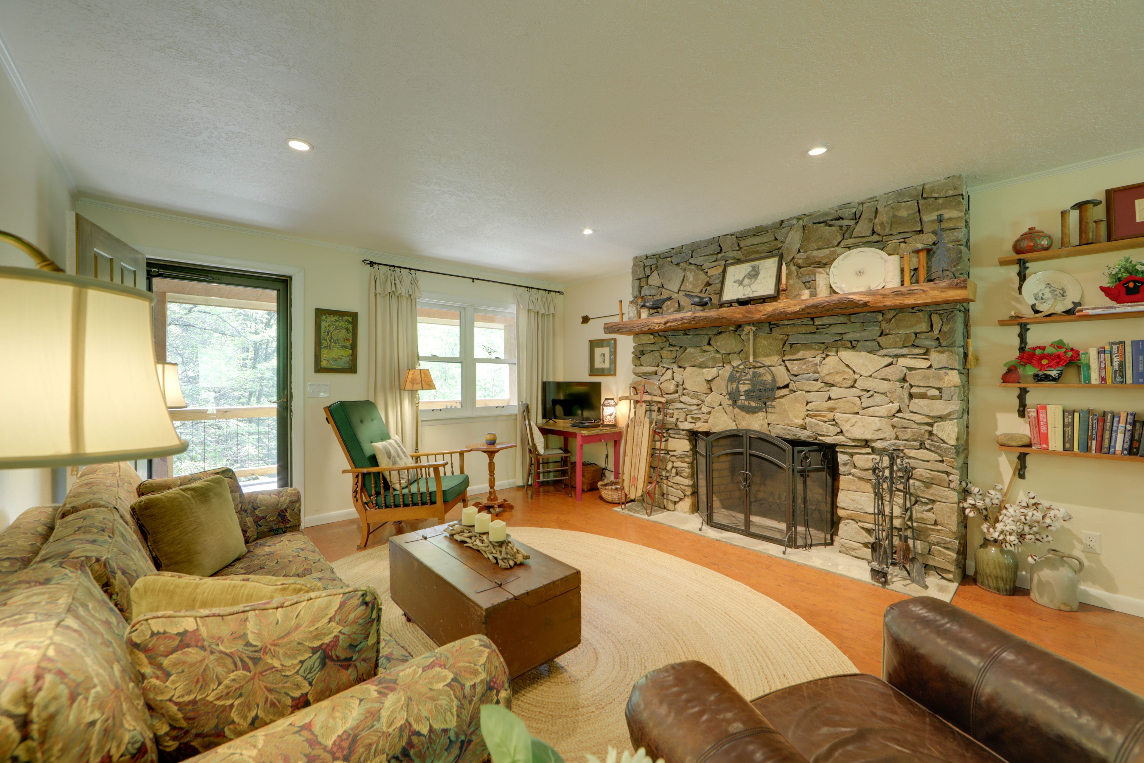 Living Room | Sleeper Sofa | Free WiFi | Central Heat & A/C