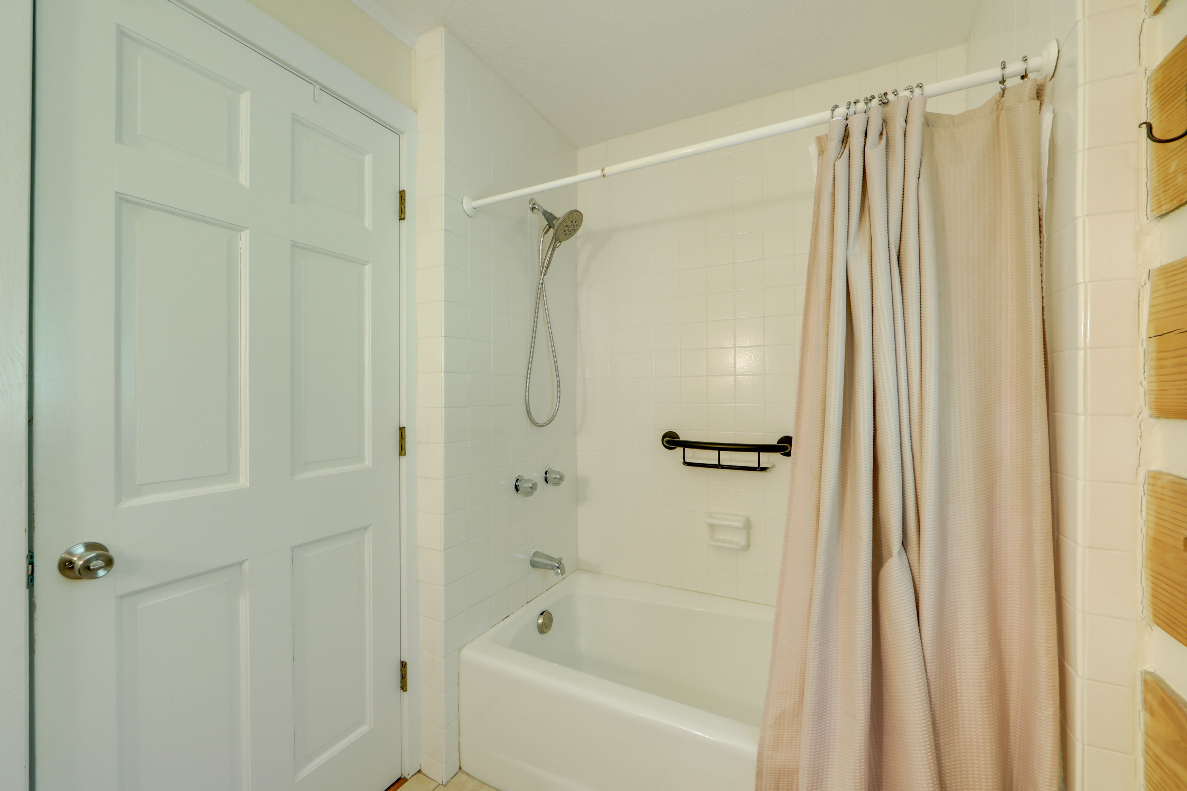Full Bathroom | Towels Provided