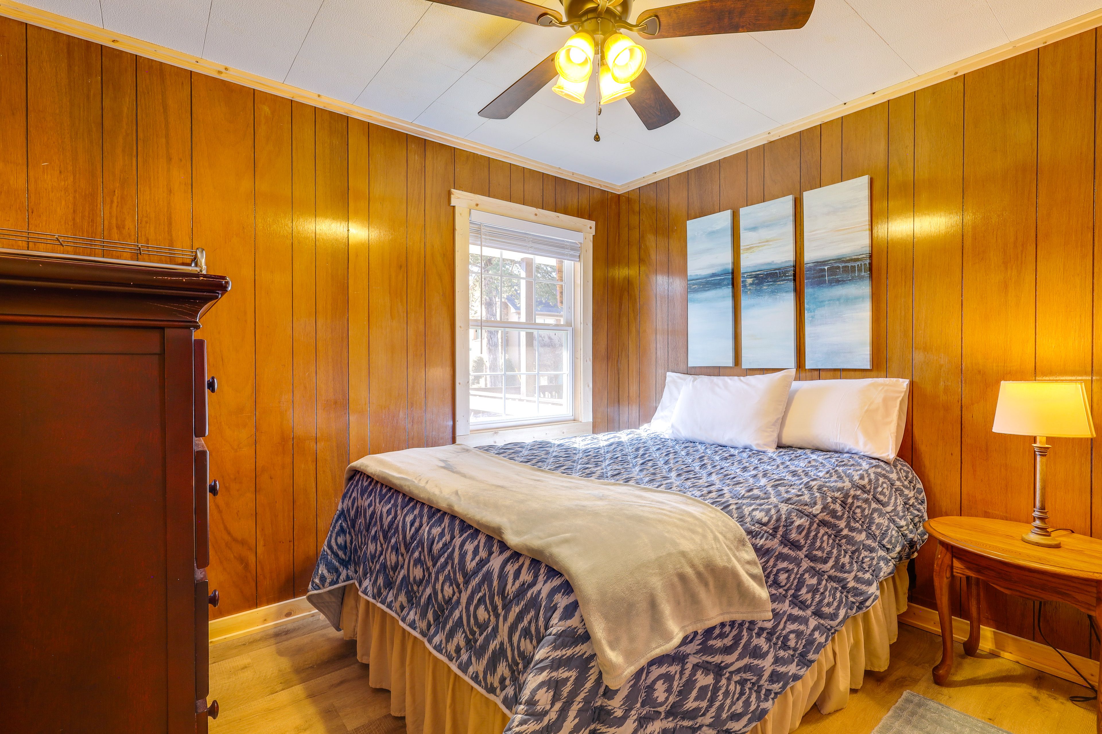 Bedroom 1 | Queen Bed