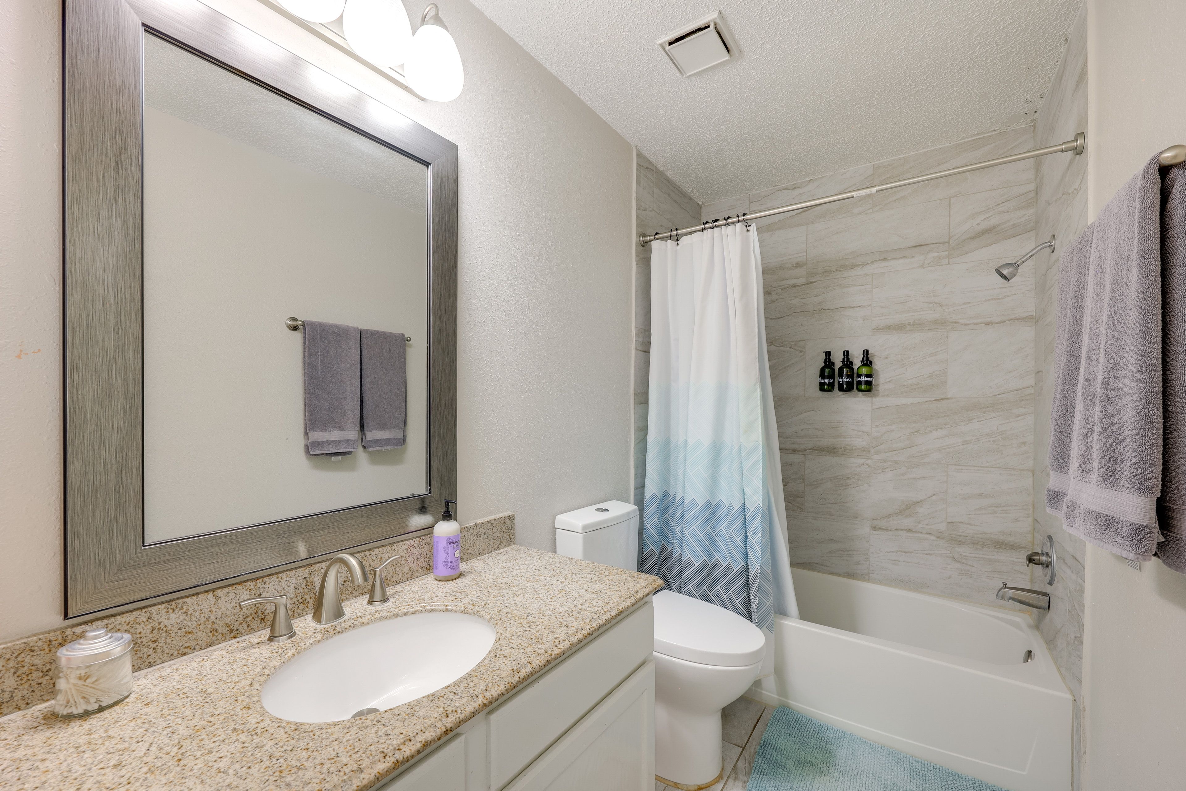 Full Bathroom | Complimentary Toiletries