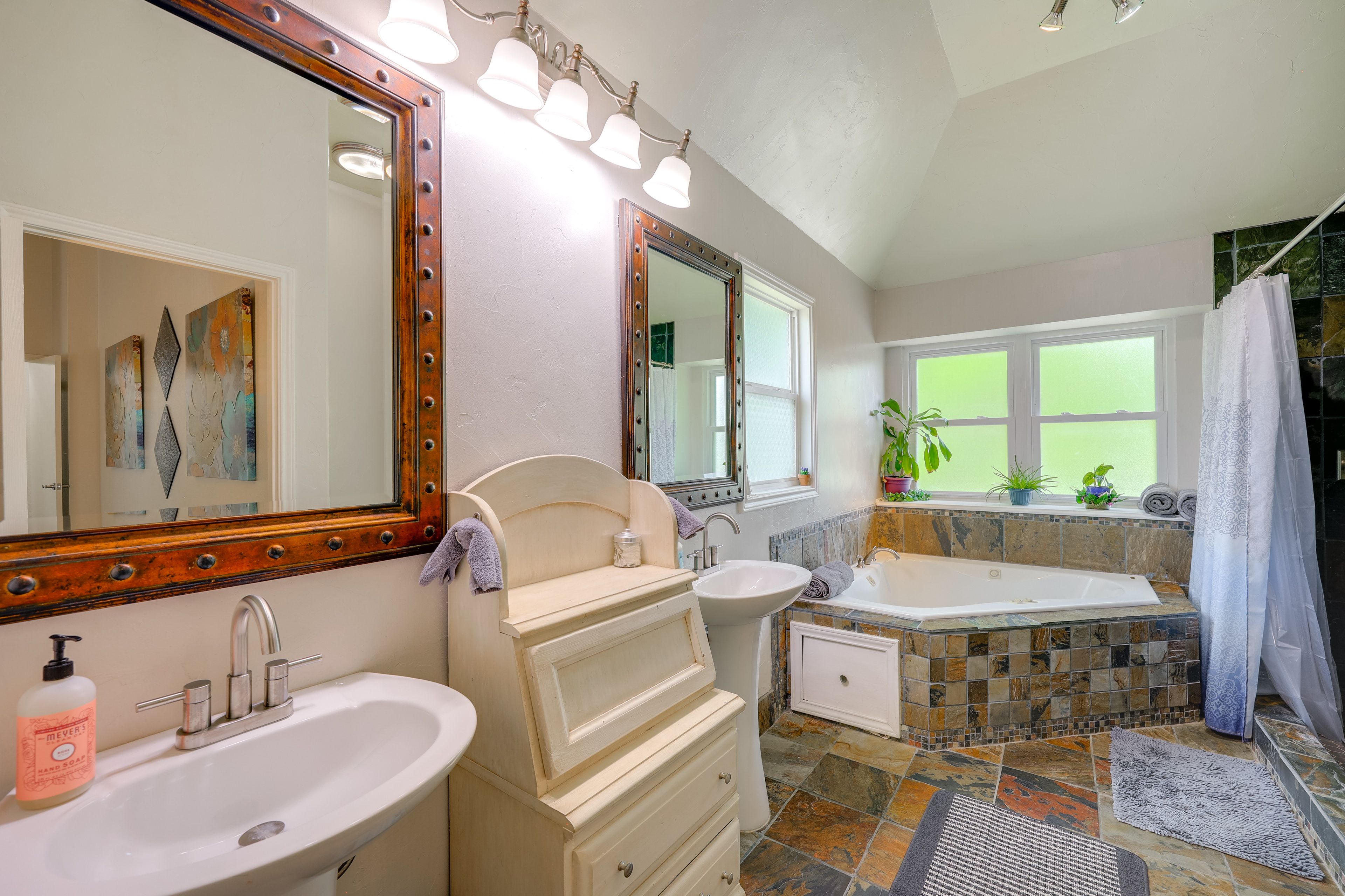 En-Suite Bathroom | Linens/Towels