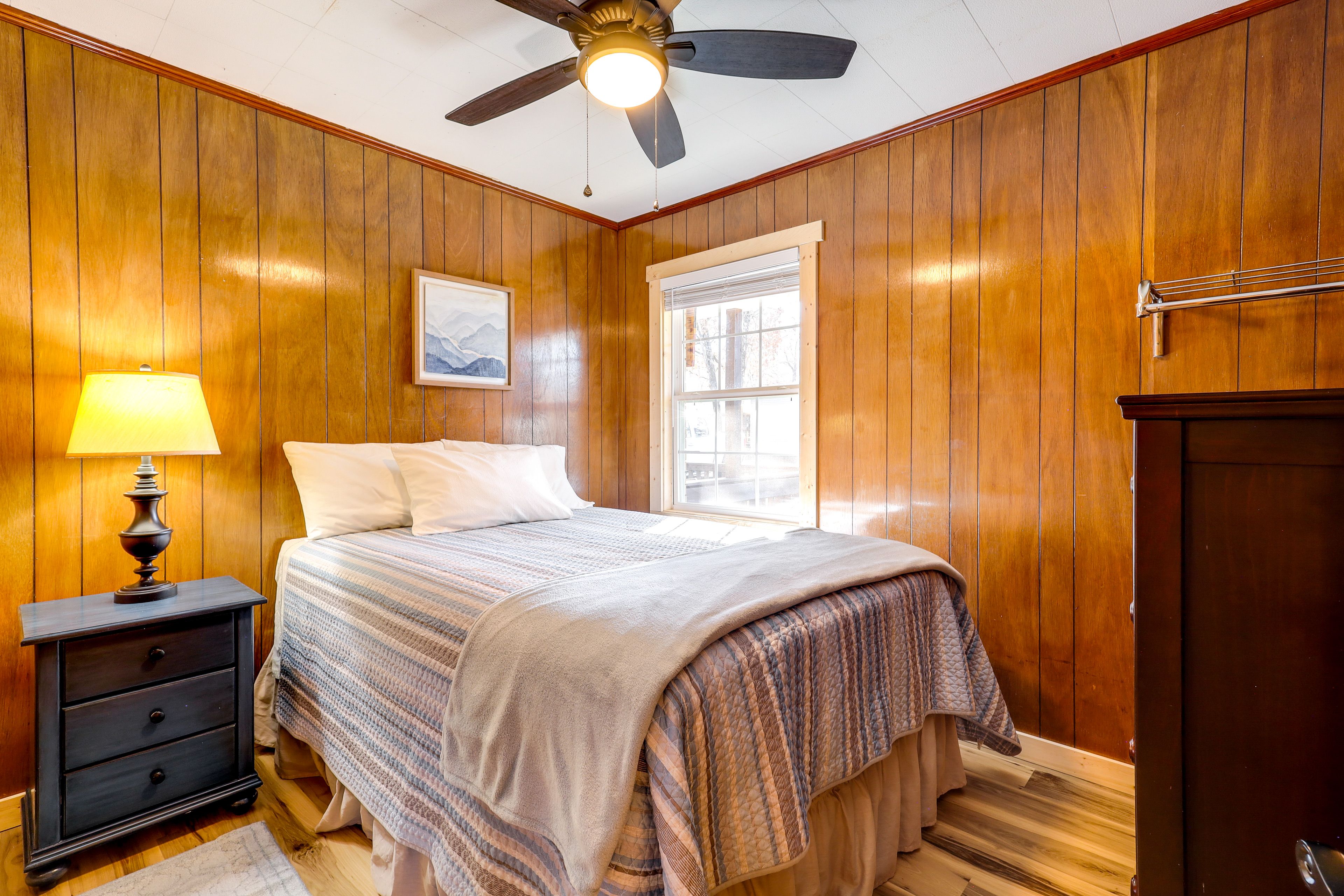 Bedroom 1 | Queen Bed