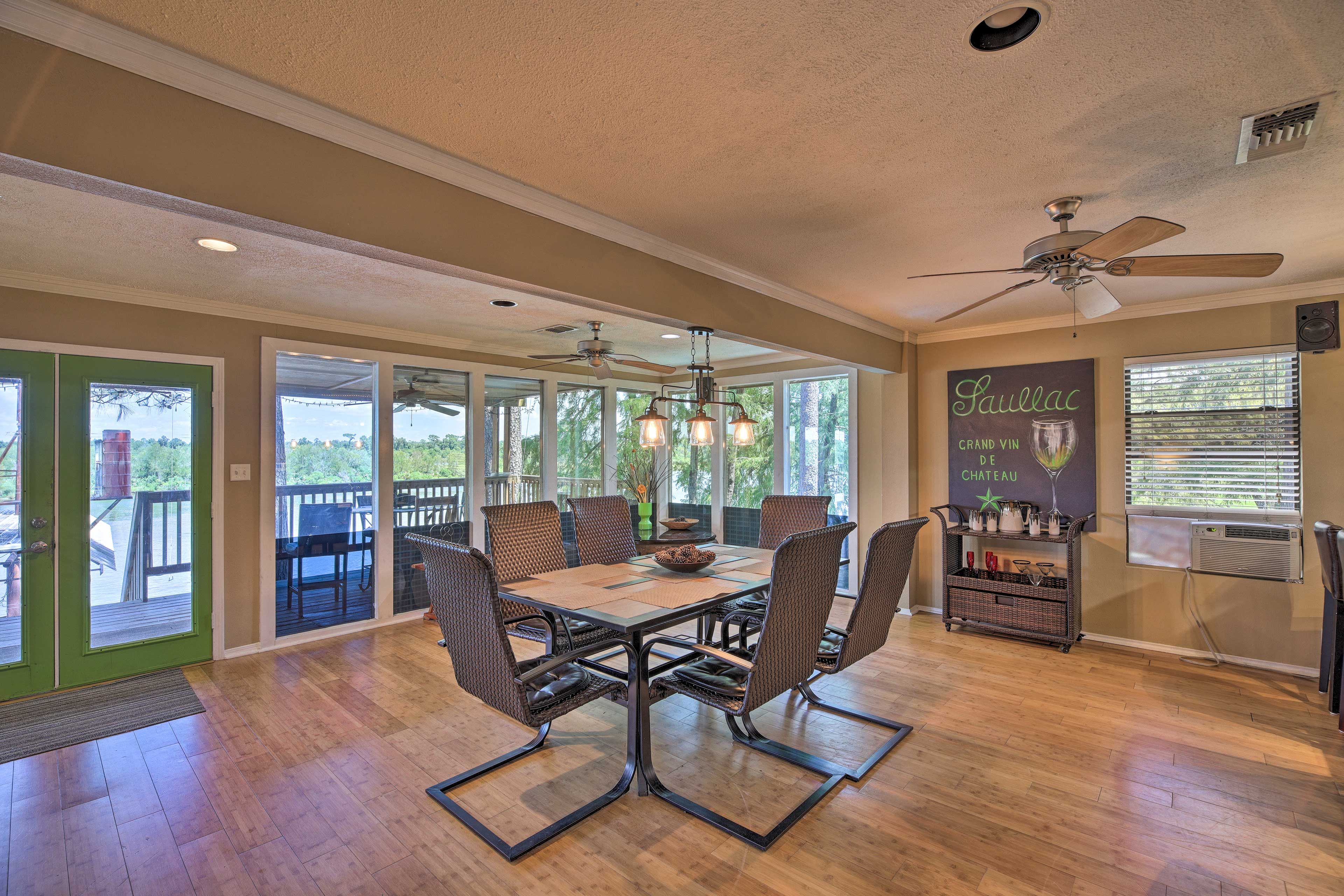 Dining Area | Dishware & Flatware Provided