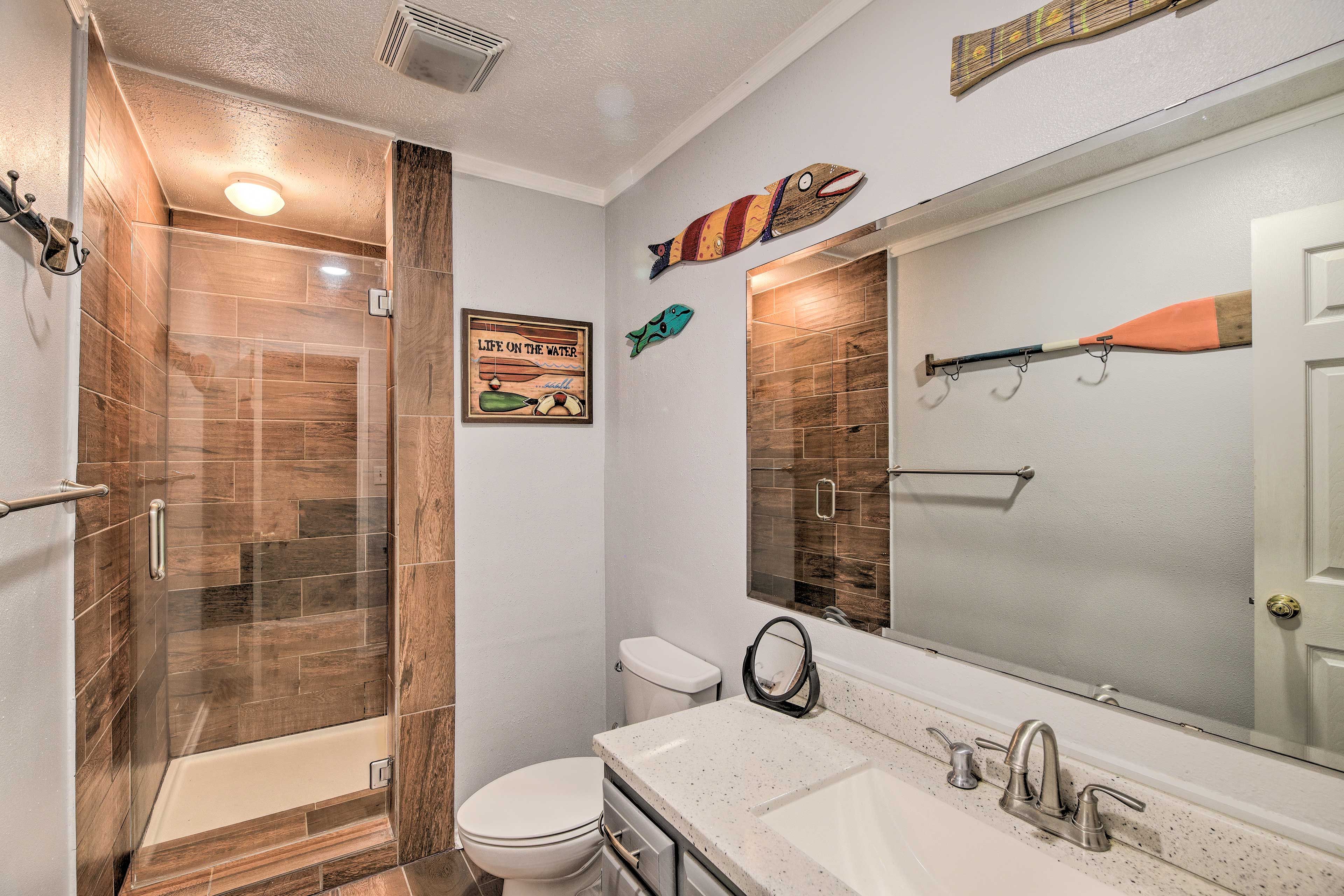 Full Bathroom | Towels Provided