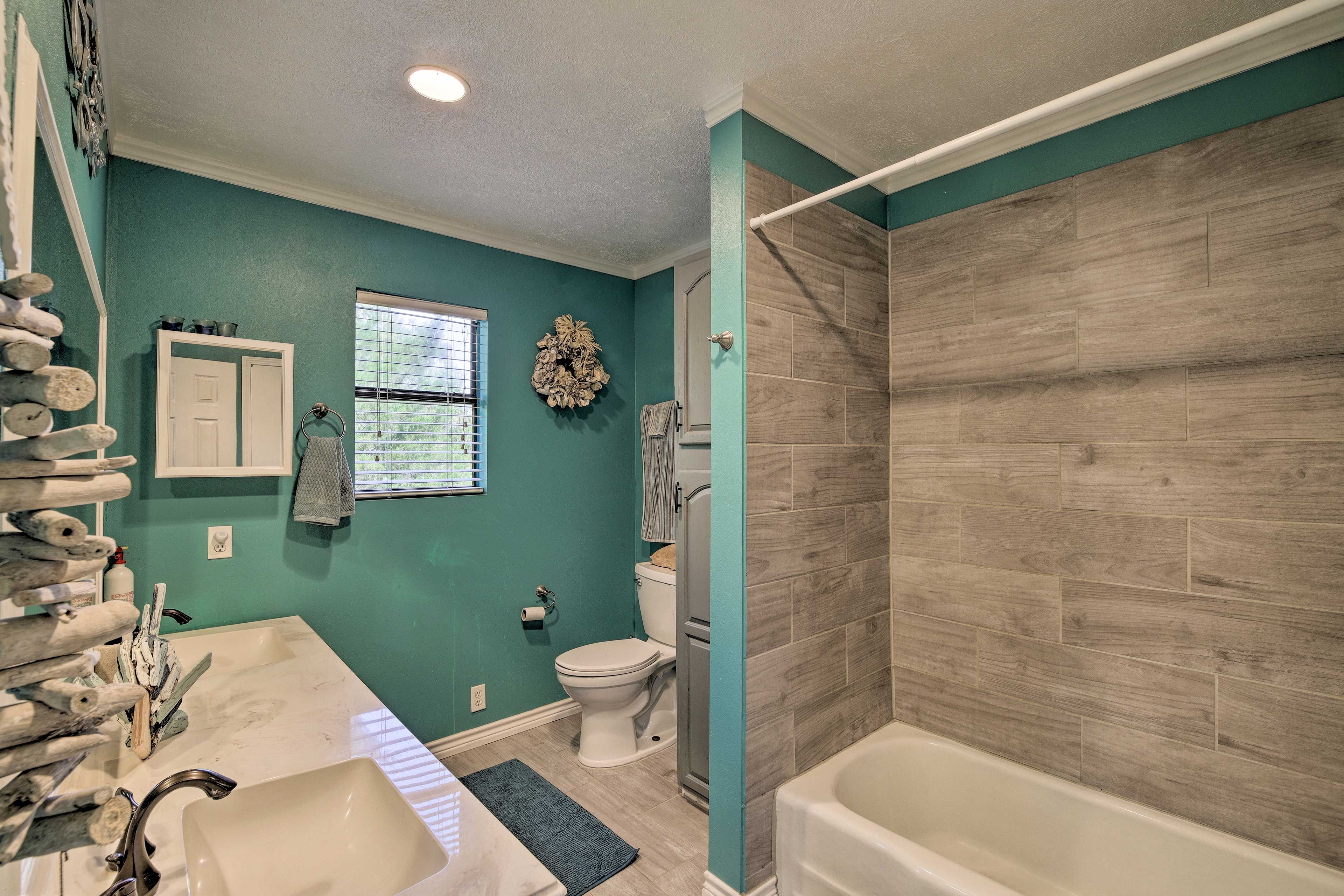Full Bathroom | Shower/Tub Combo