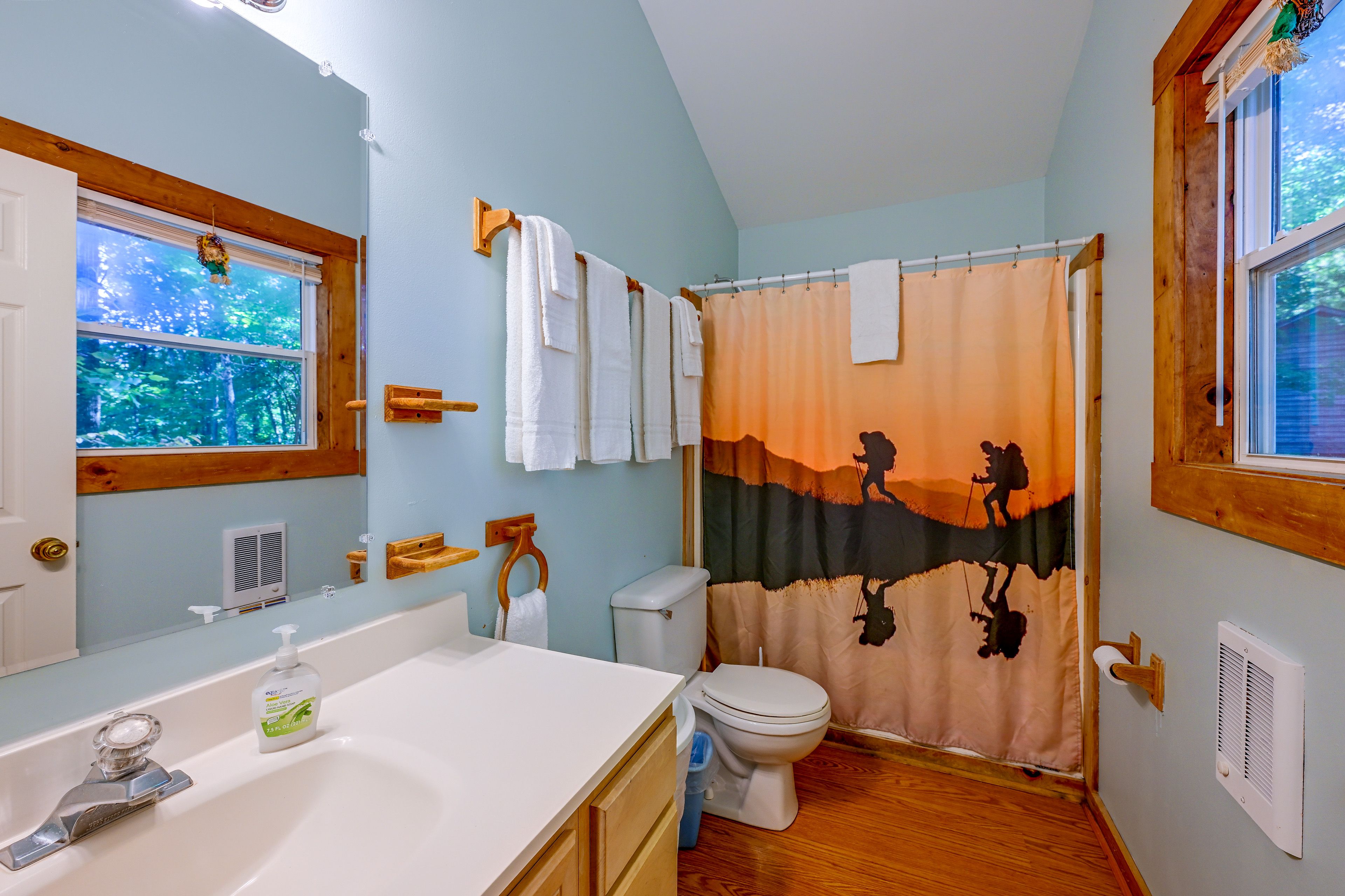 Full Bathroom | Towels Provided