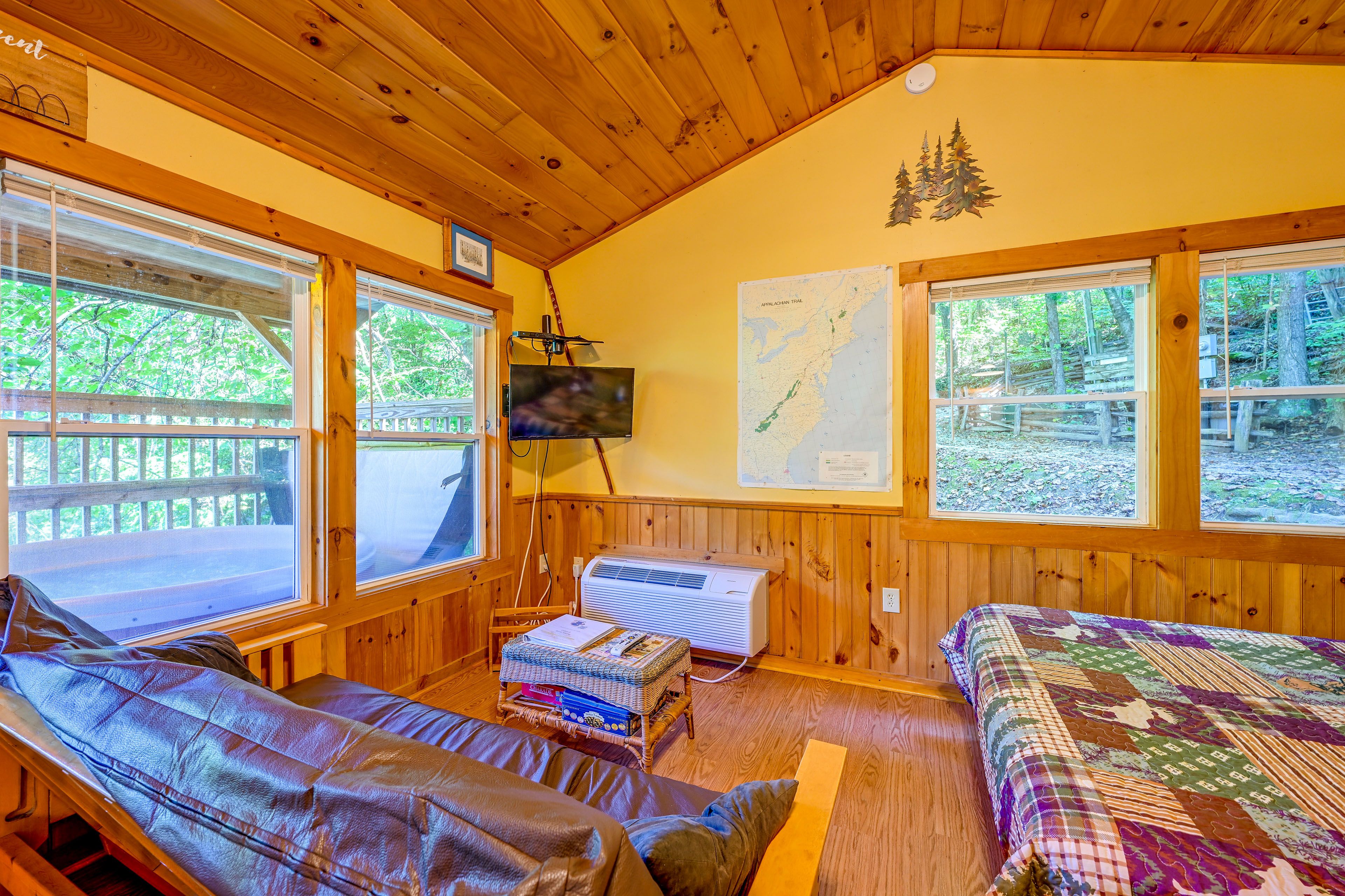 Lounge Area | Smart TV | Futon