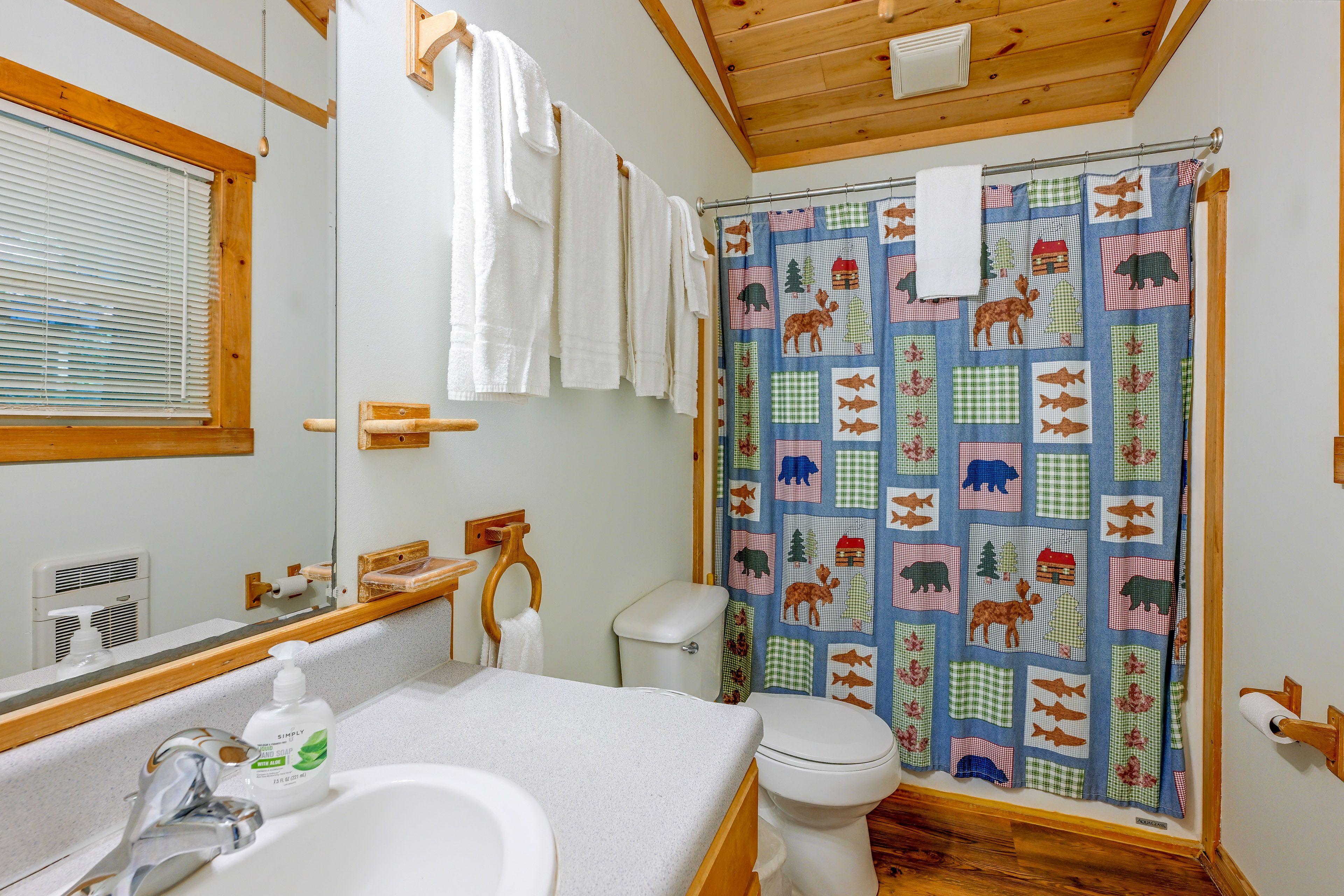 Full Bath | Towels Provided
