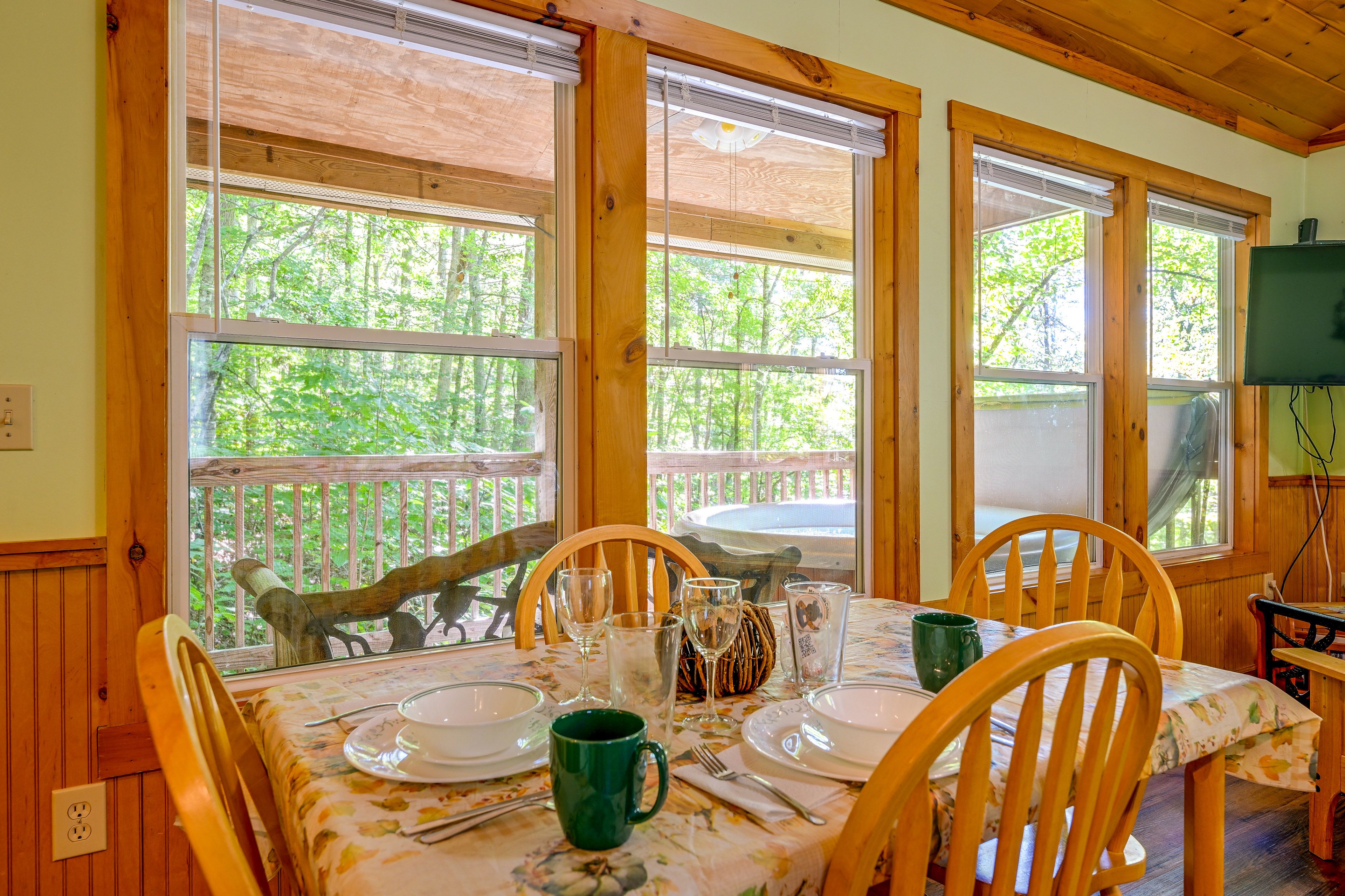 Dining Table | Dishware Provided