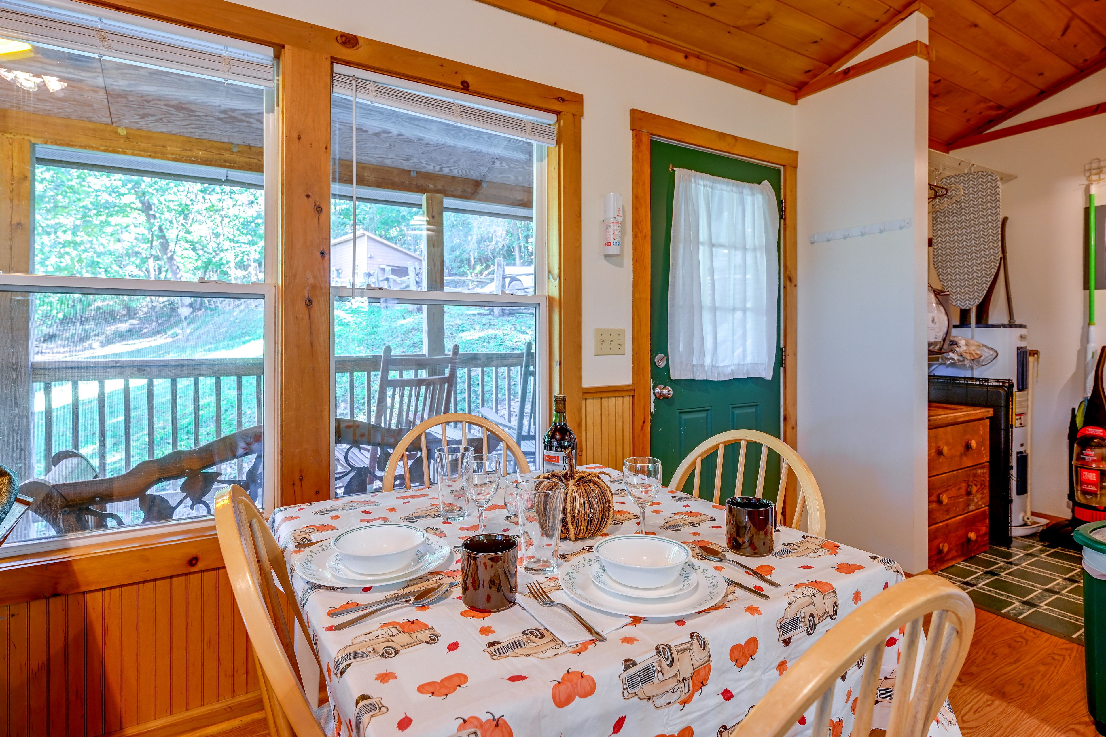 Dining Table | Dishware & Flatware