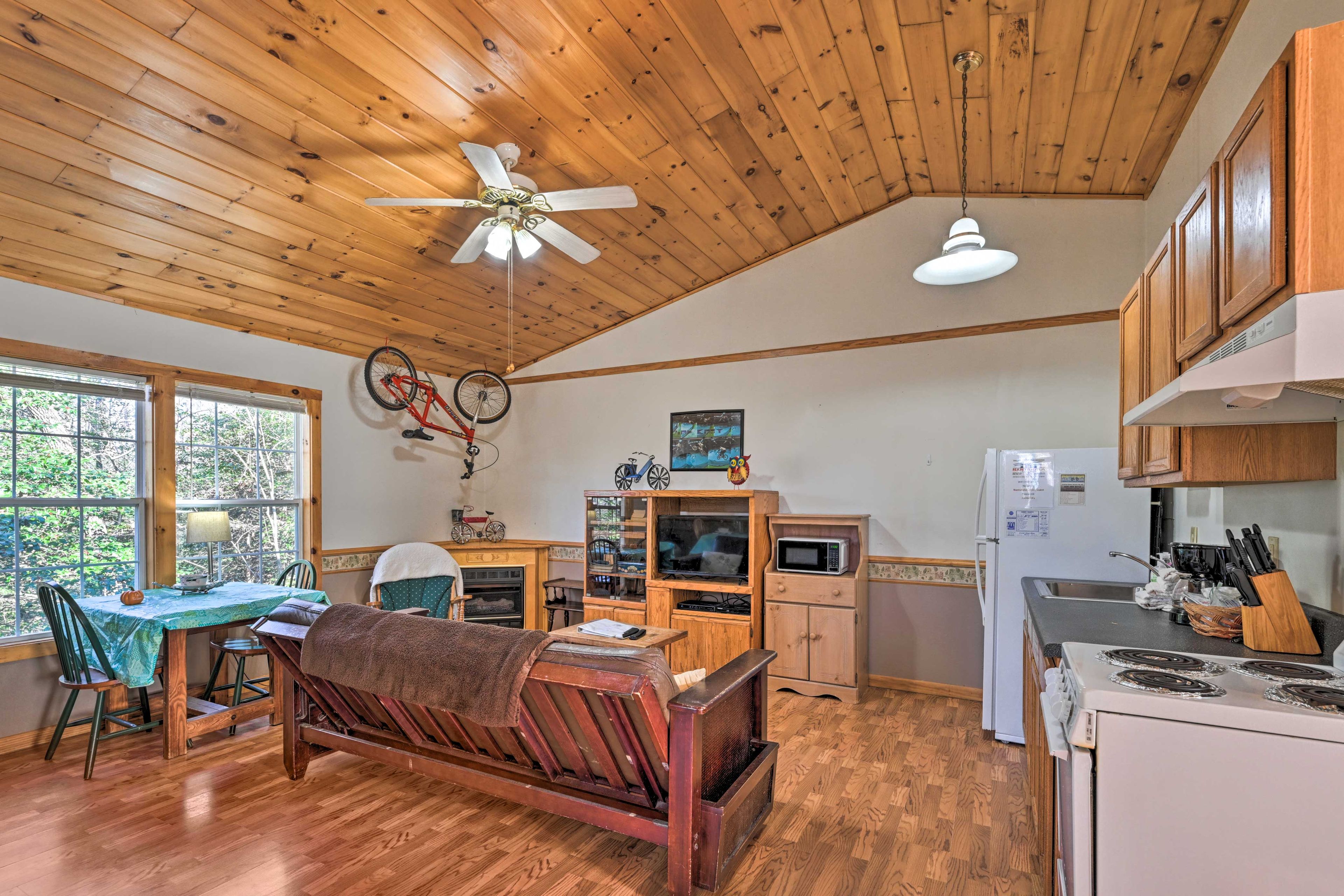 Living Area & Kitchen | Futon | Free WiFi