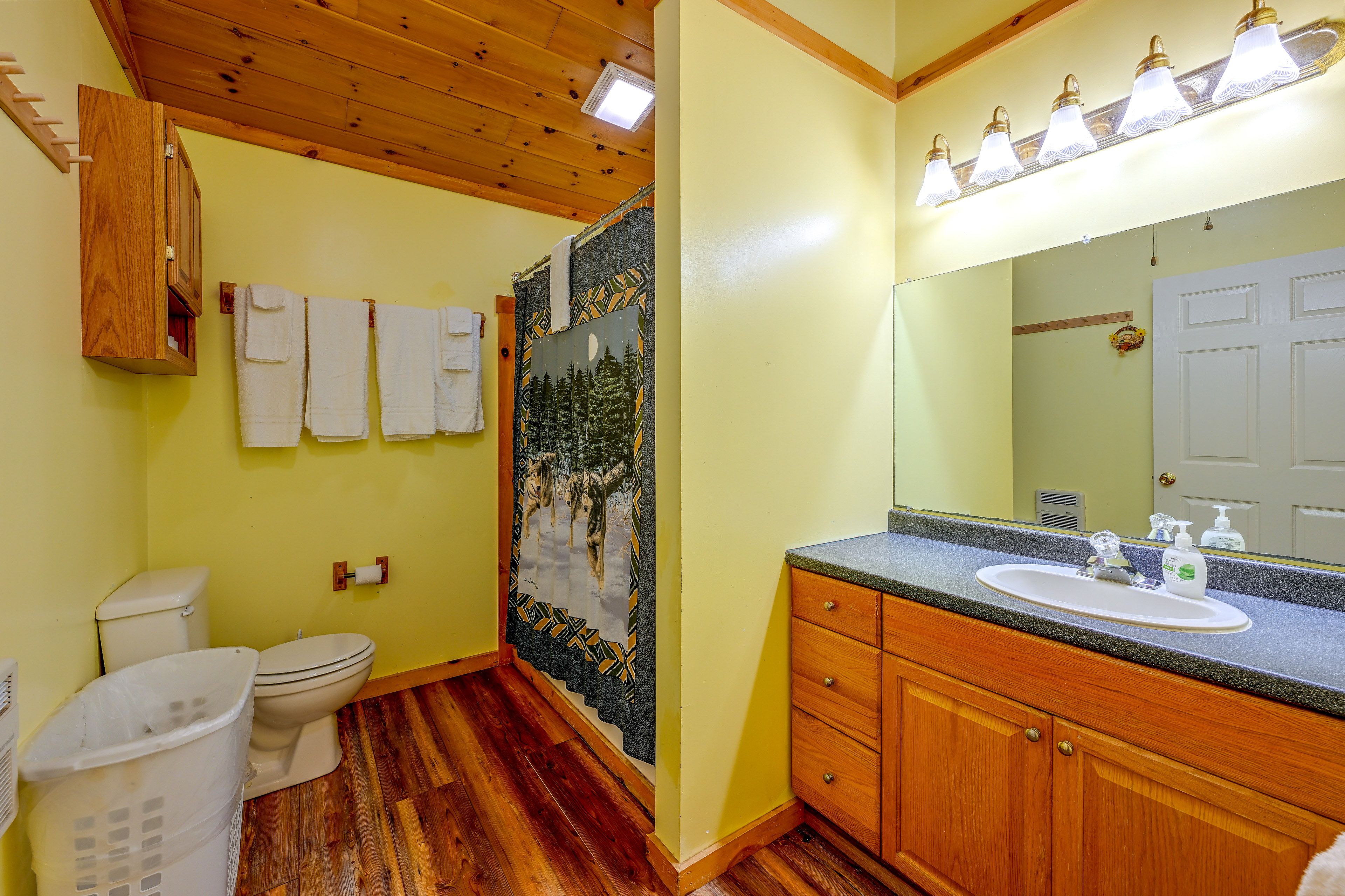 Full Bathroom | Towels Provided