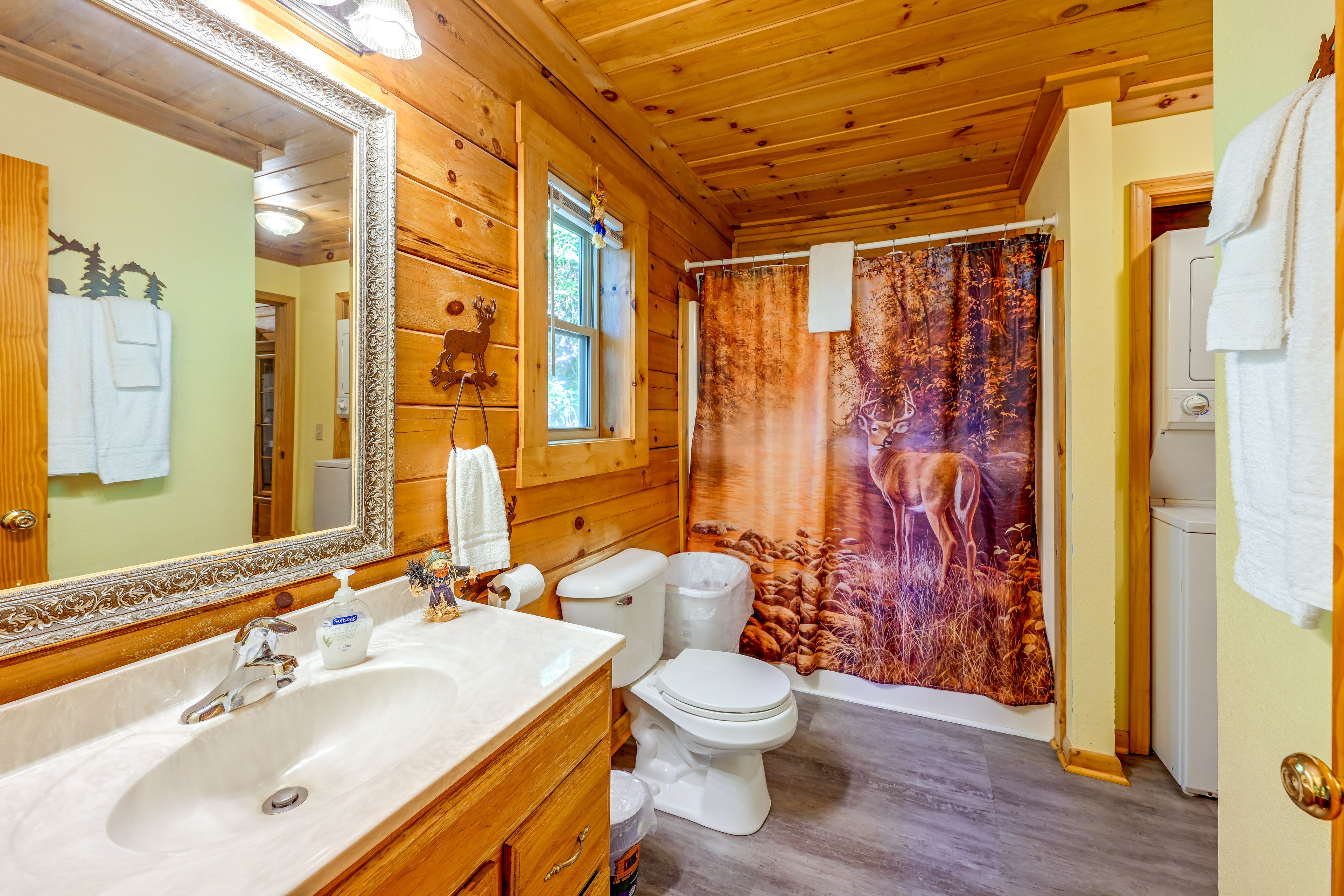 En-Suite Bathroom | Towels/Linens Provided | Washer/Dryer