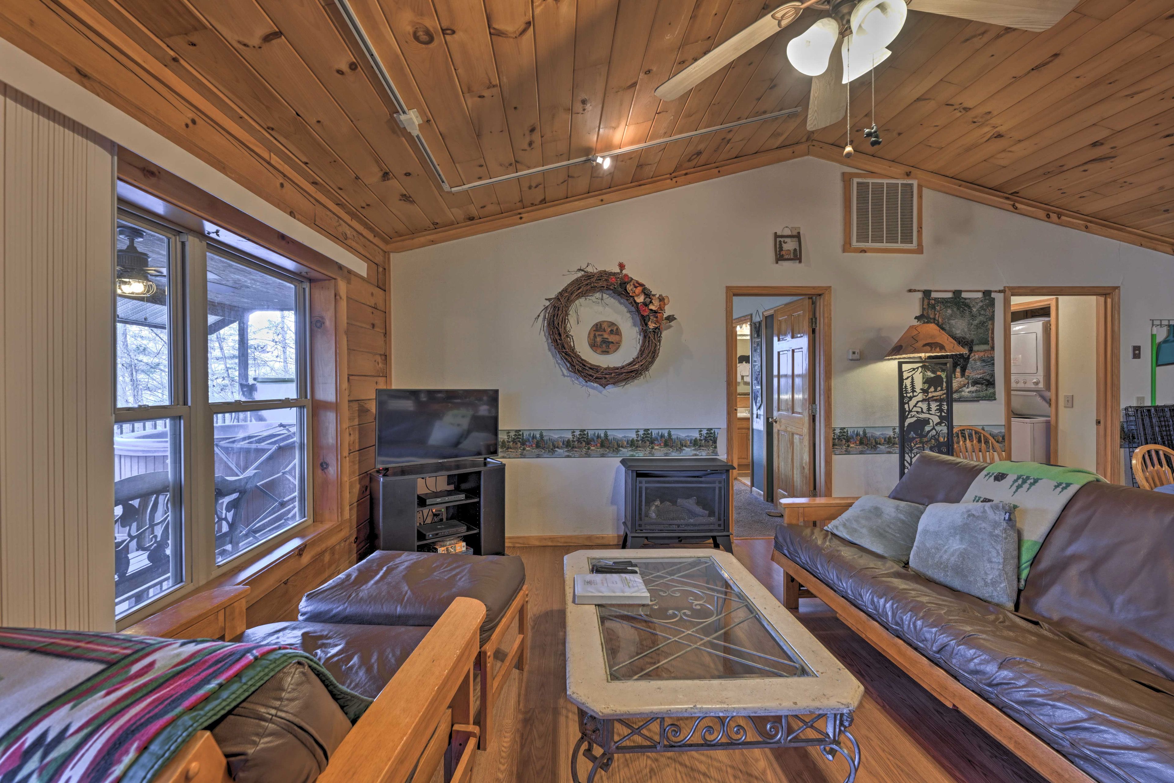 Living Room | Free WiFi | Gas Fireplace