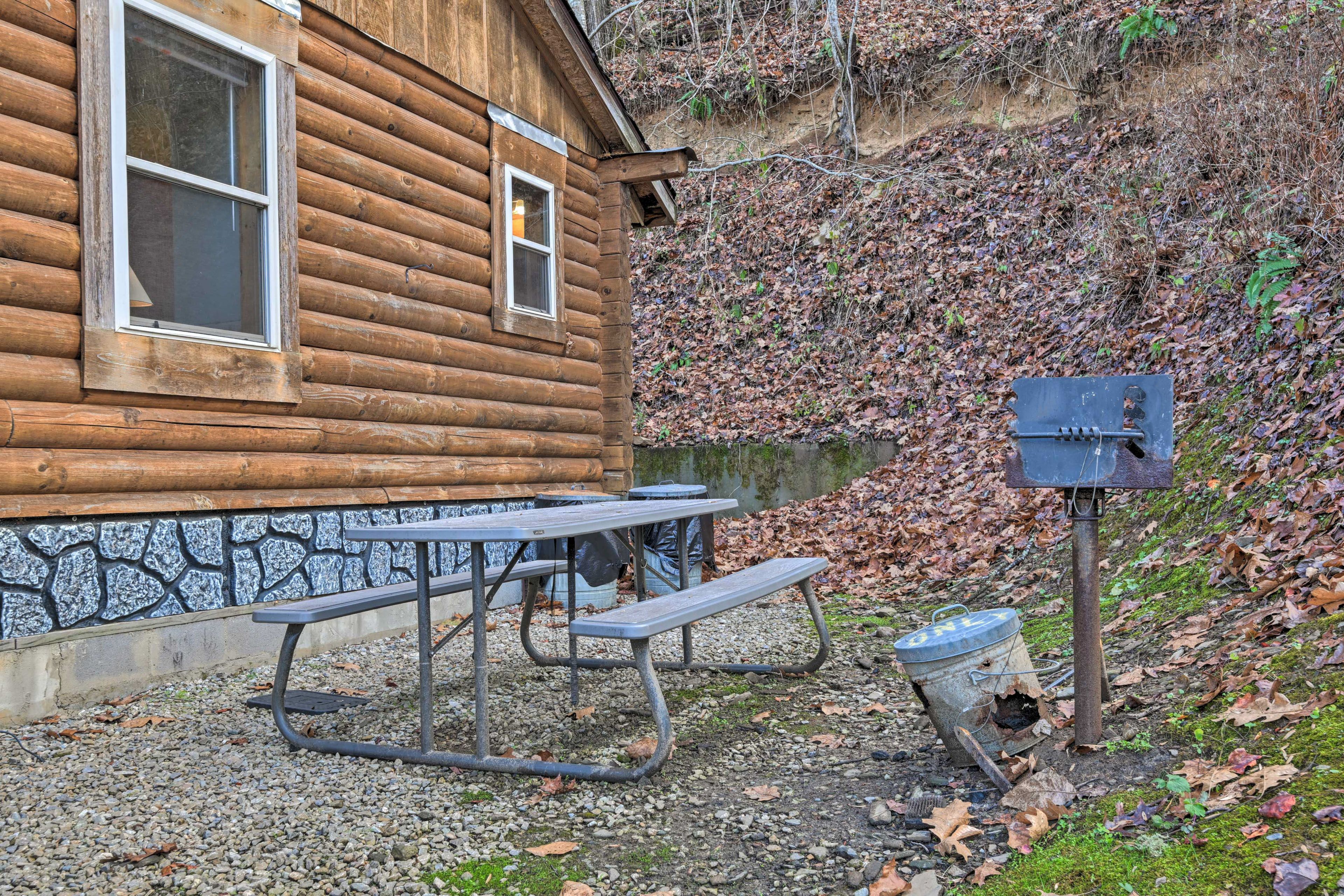 Exterior | Picnic Table