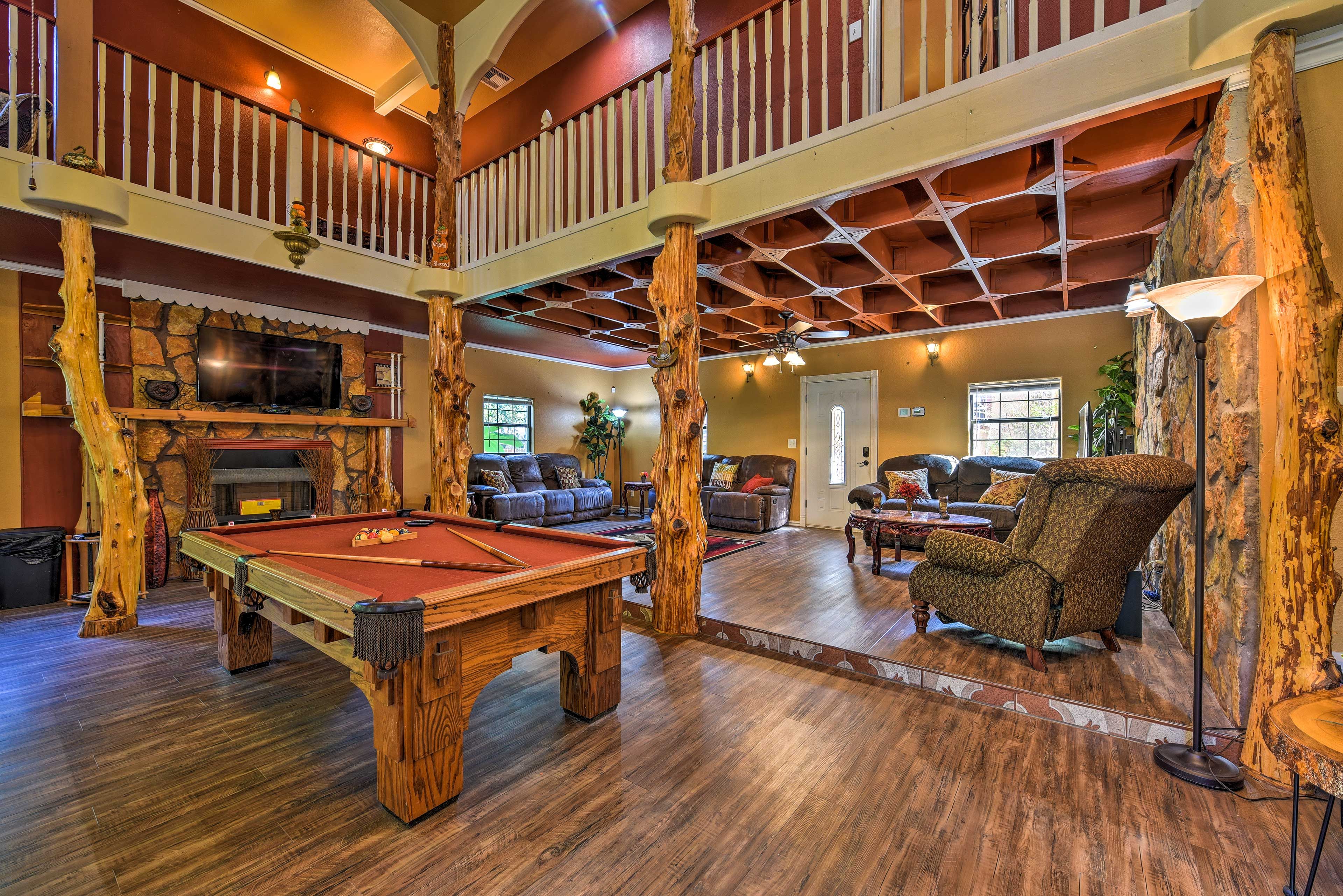 Living Room | Pool Table | Cable TV | Free WiFi