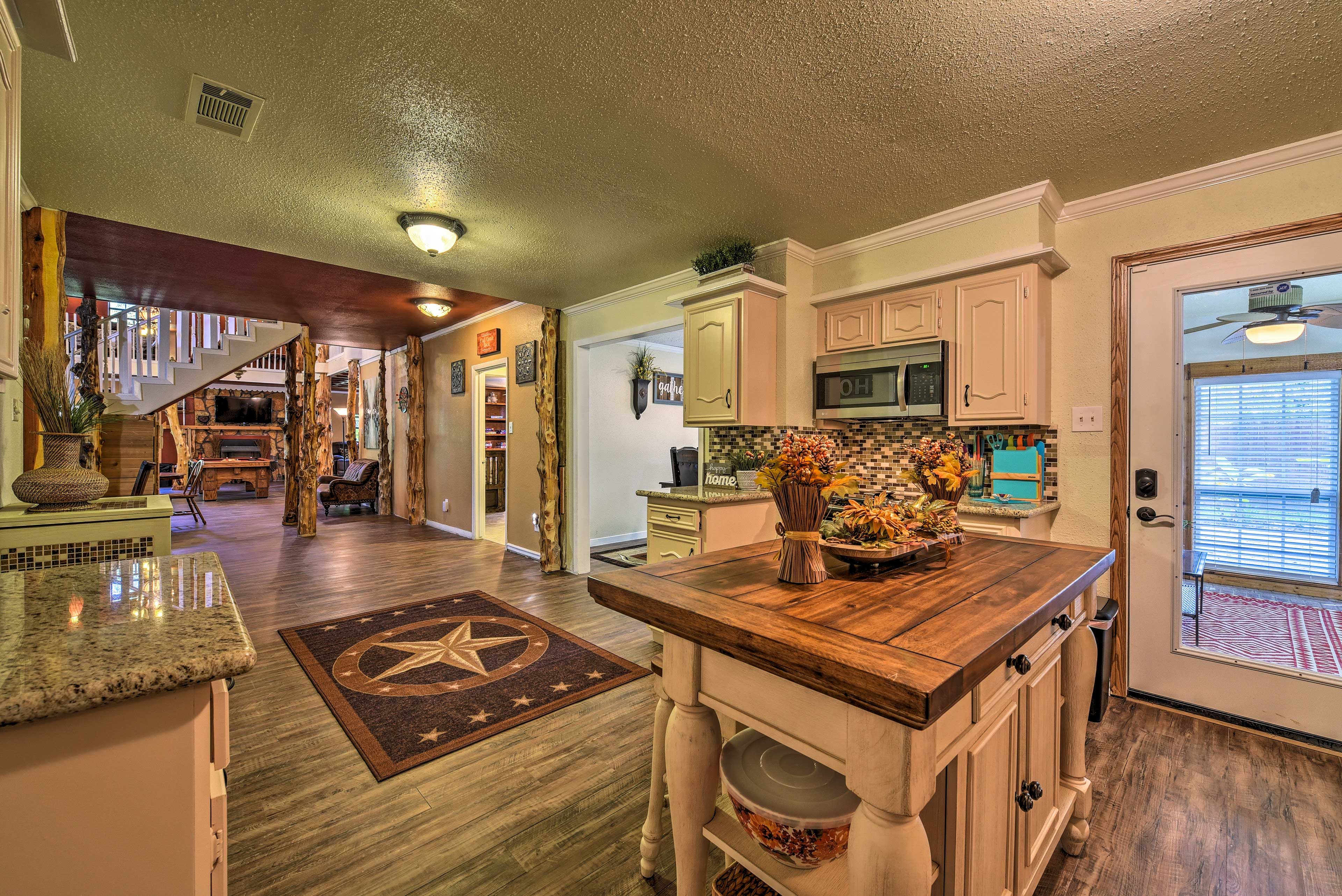 Fully Equipped Kitchen | Center Island