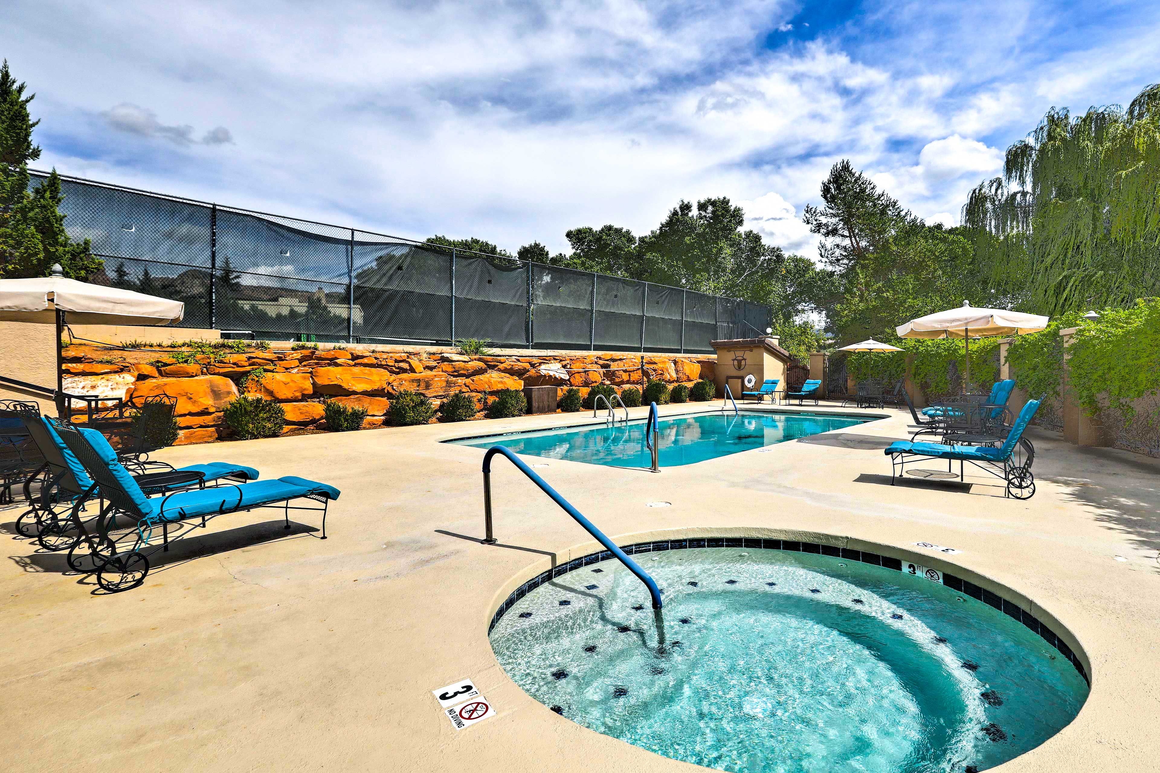 Canyon Mesa Country Club | Outdoor Pool & Hot Tub