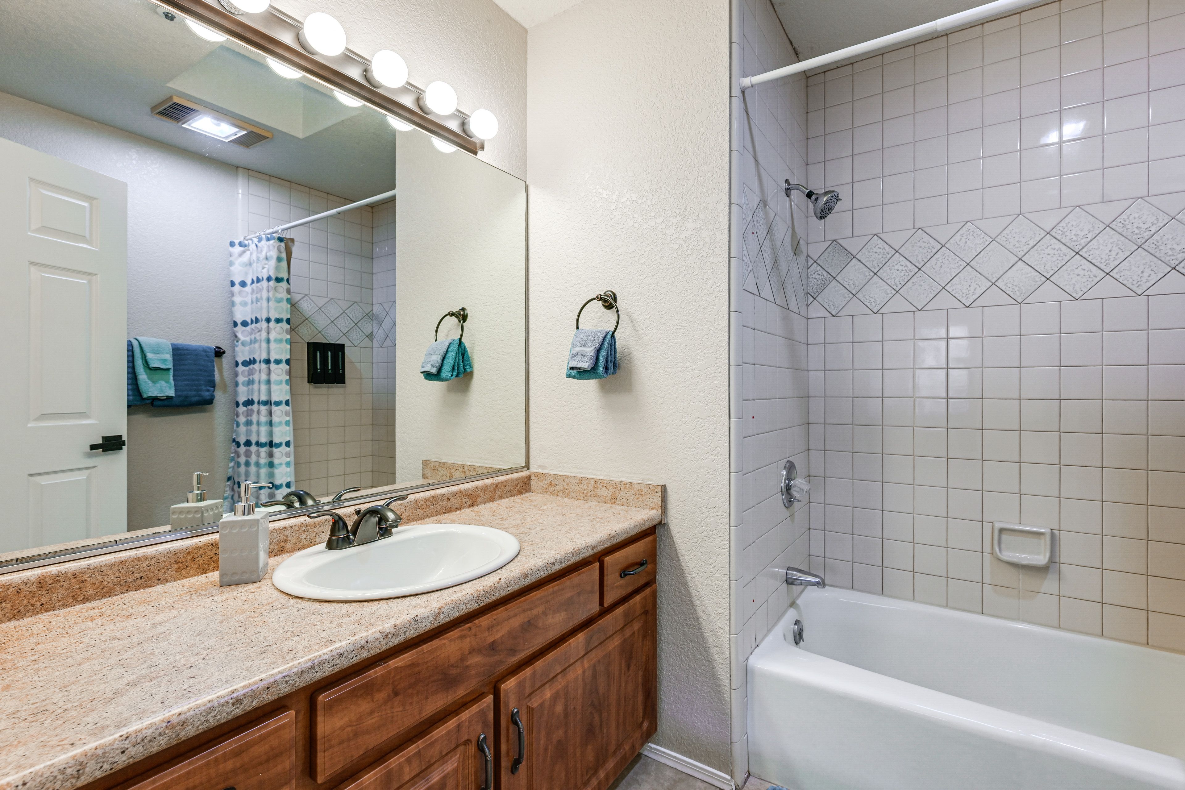 Full Bathroom | Complimentary Toiletries