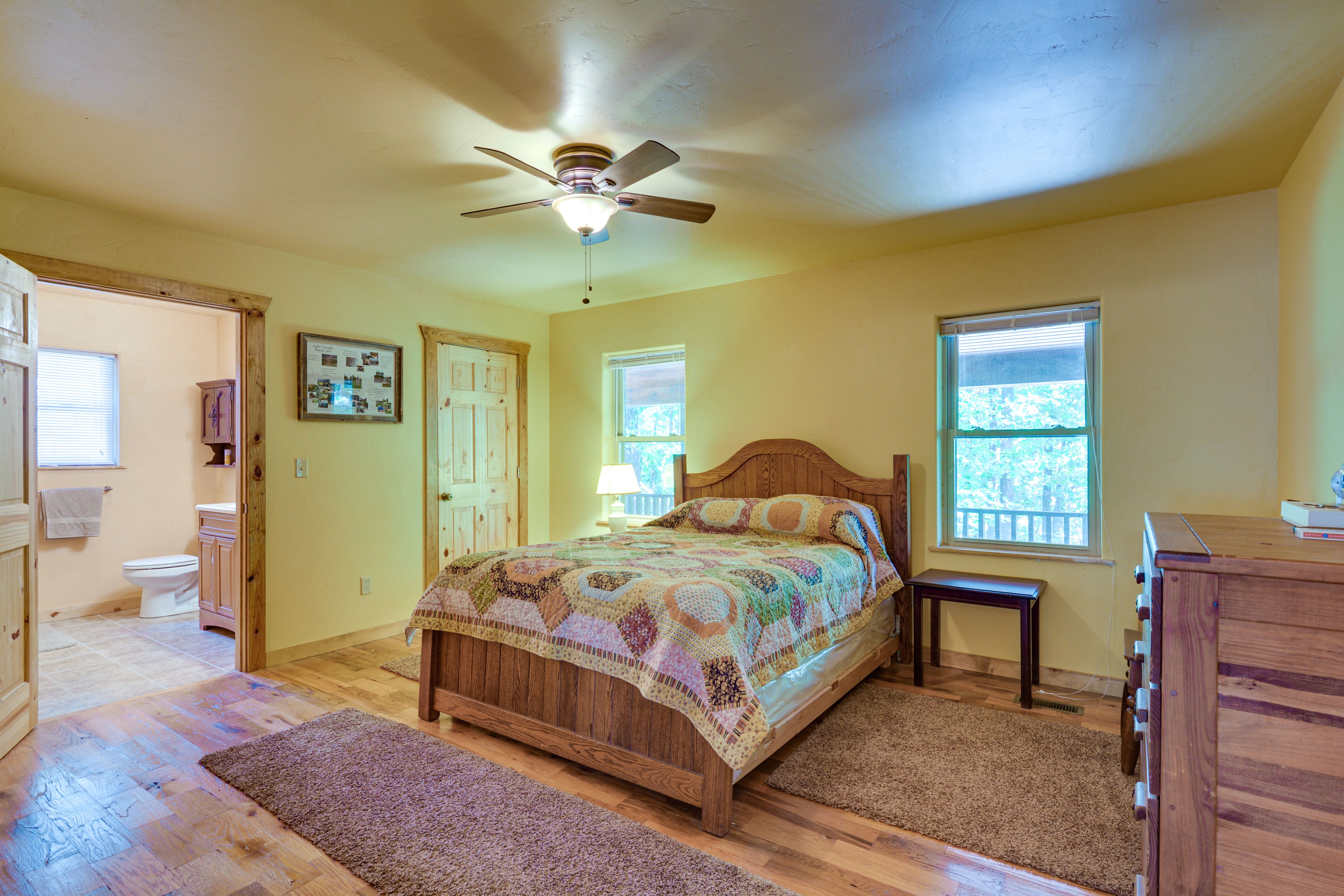 Bedroom 1 | Queen Bed