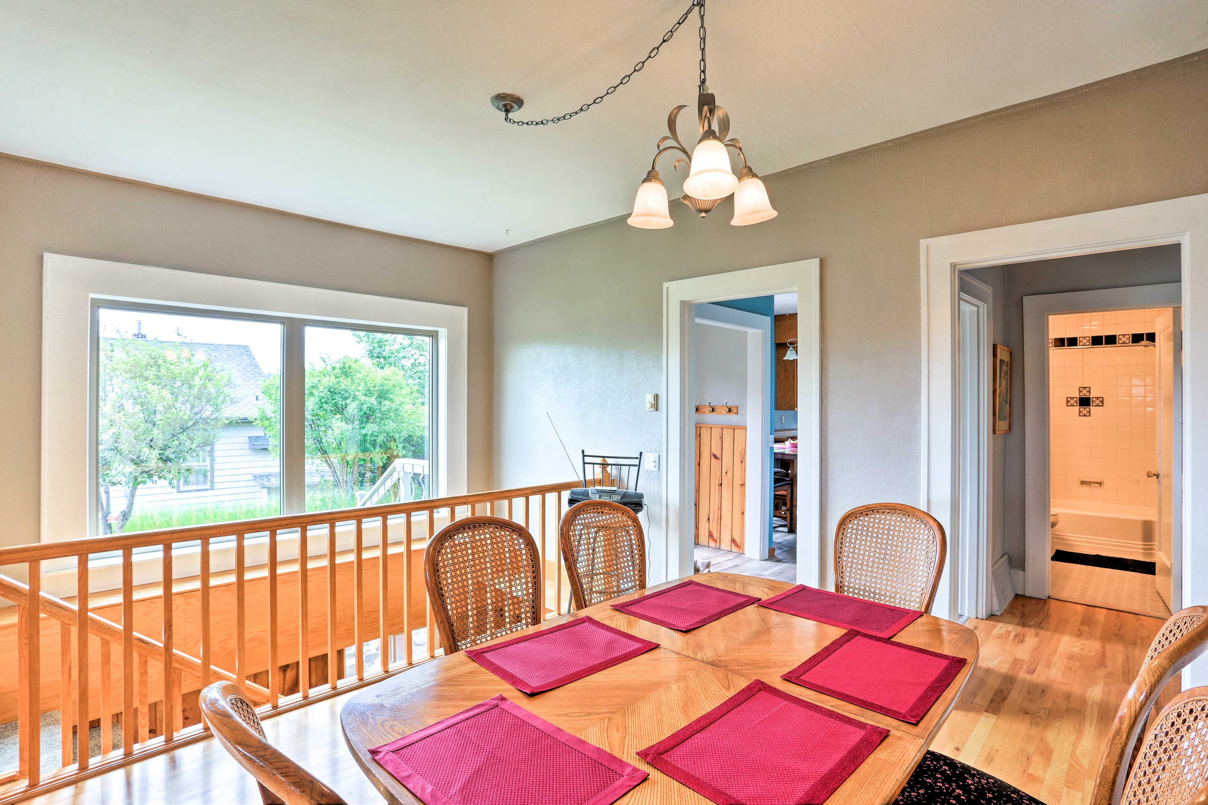 Dining Area | Dishware/Flatware Provided