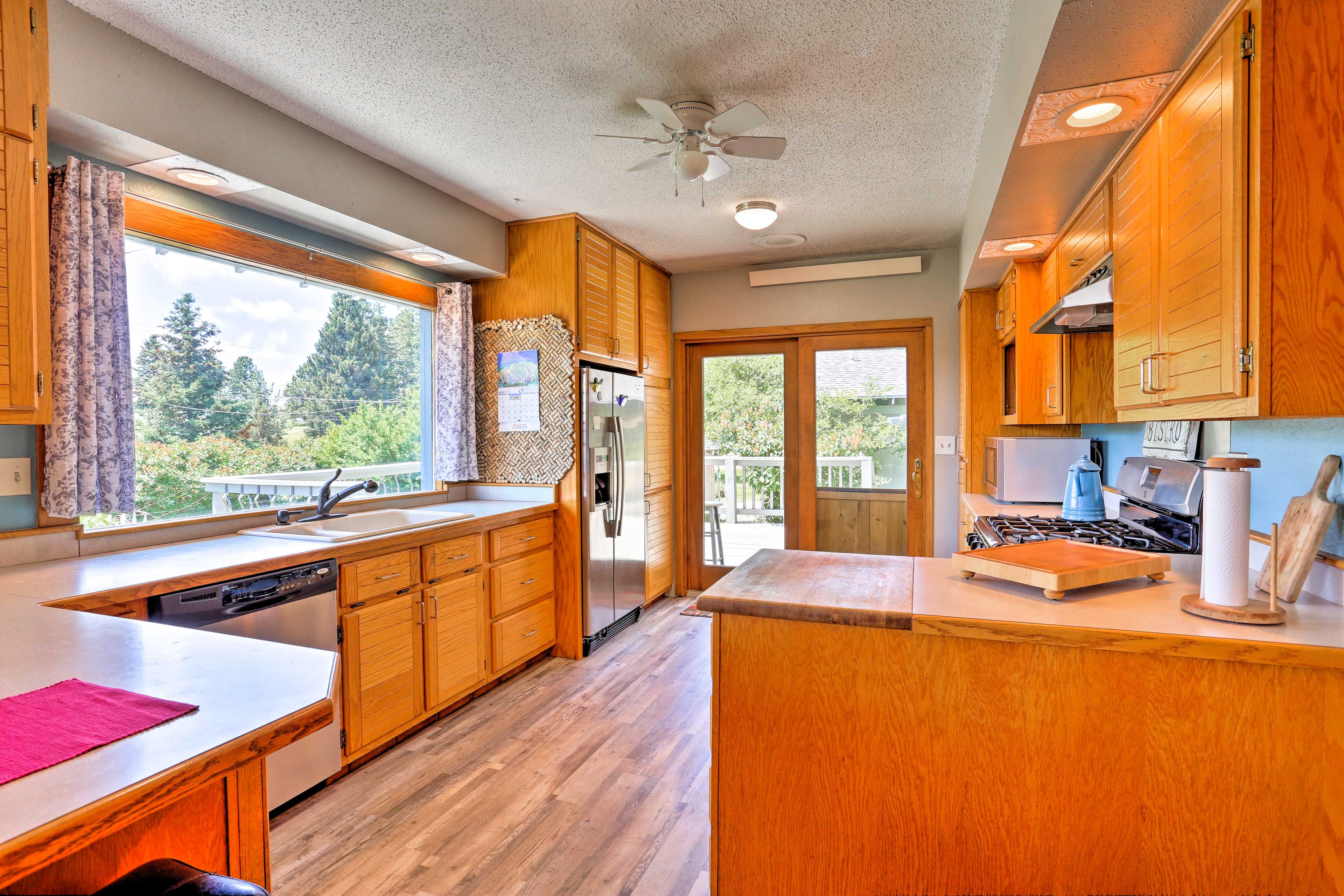 Kitchen | Cooking Basics | Coffee Maker | Paper Towels/Trash Bags Provided
