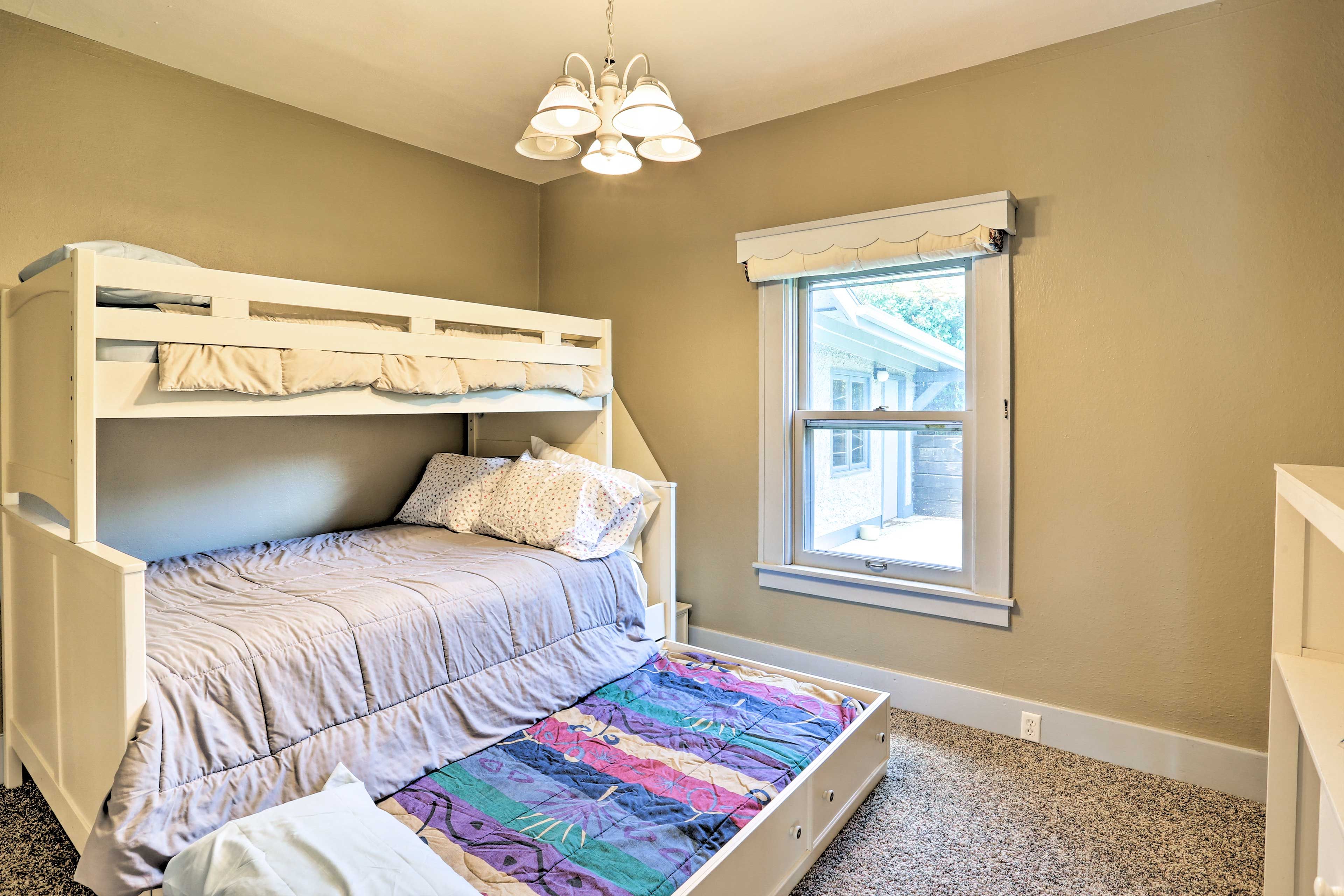 Bedroom 3 | Twin/Full Bunk Bed w/ Twin Trundle