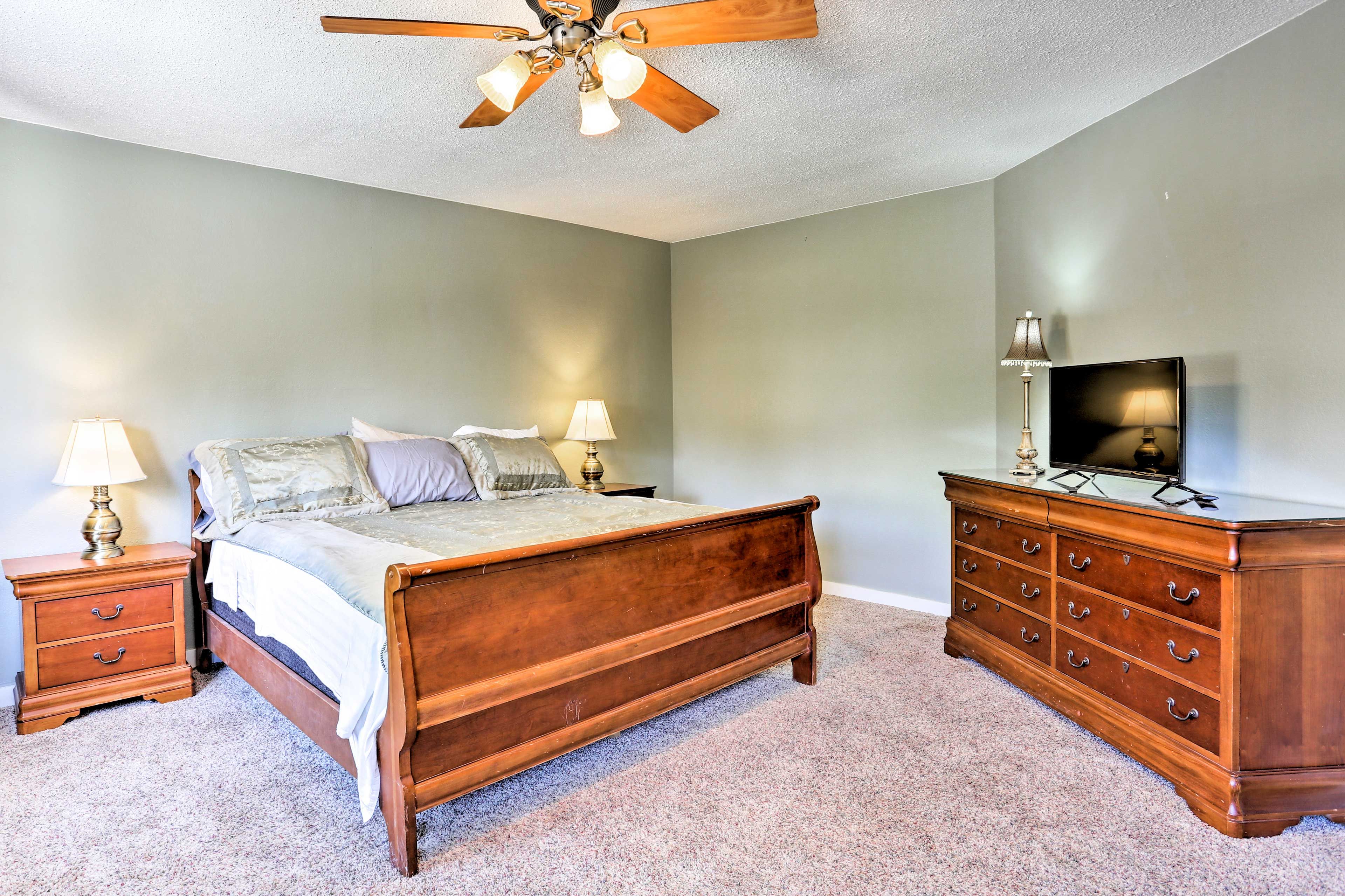 Bedroom 1 | King Bed | Linens Provided