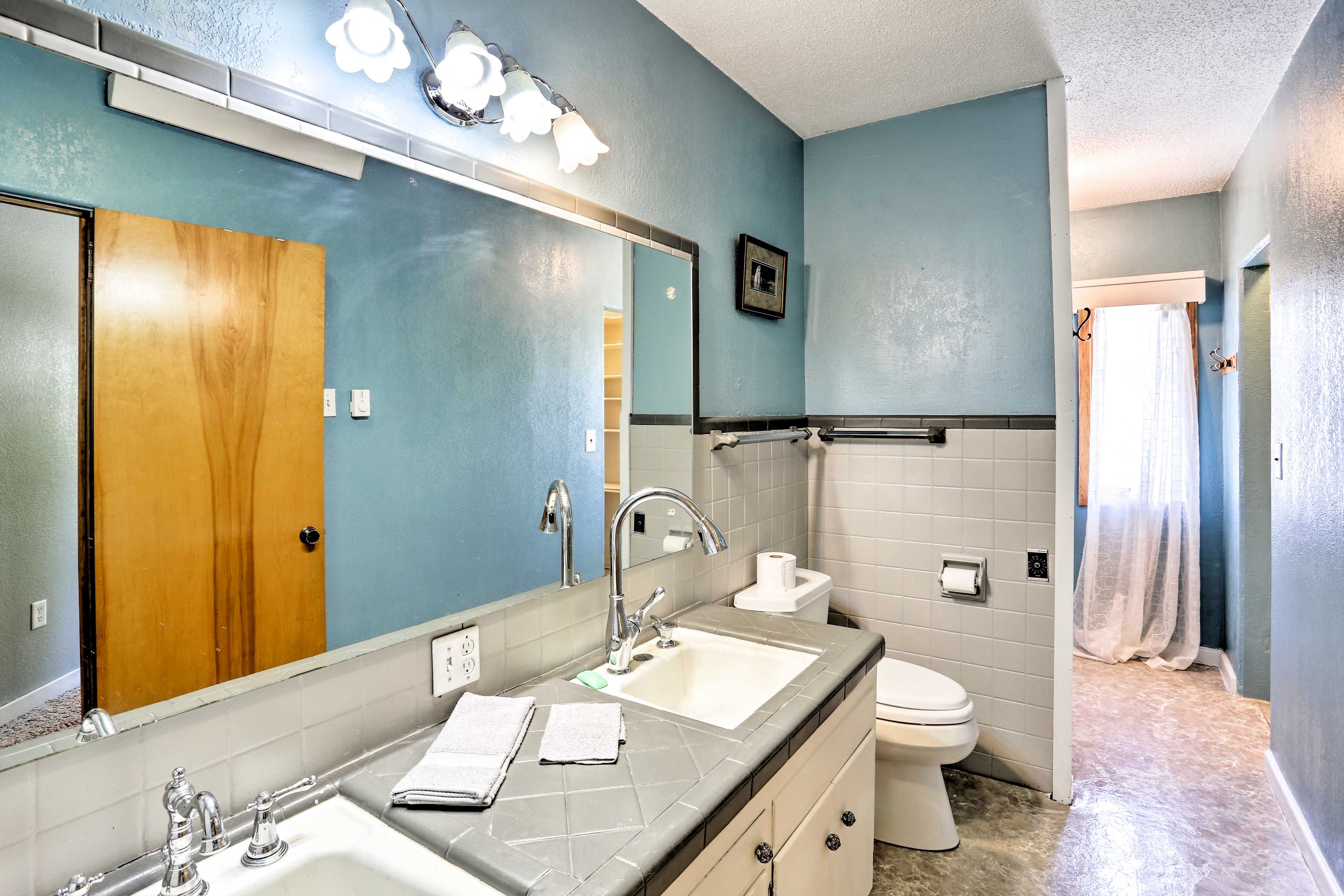 Full Bathroom | Toiletries Provided