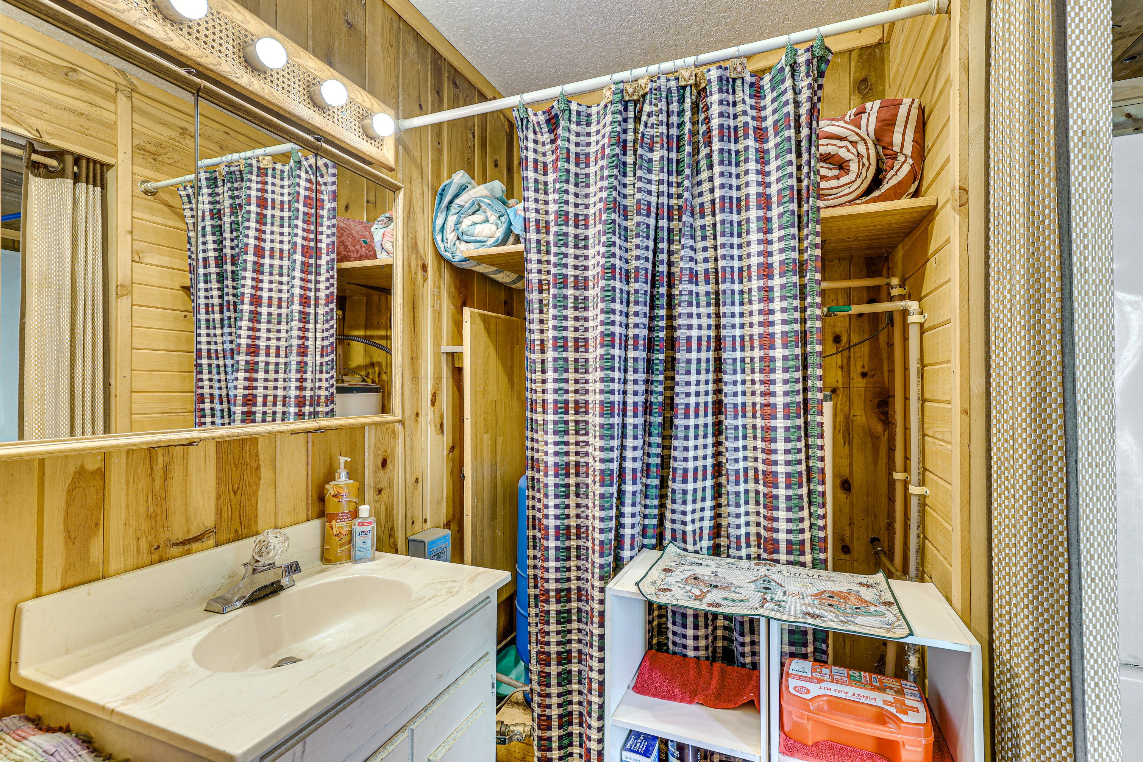 Full Bathroom | Towels Provided