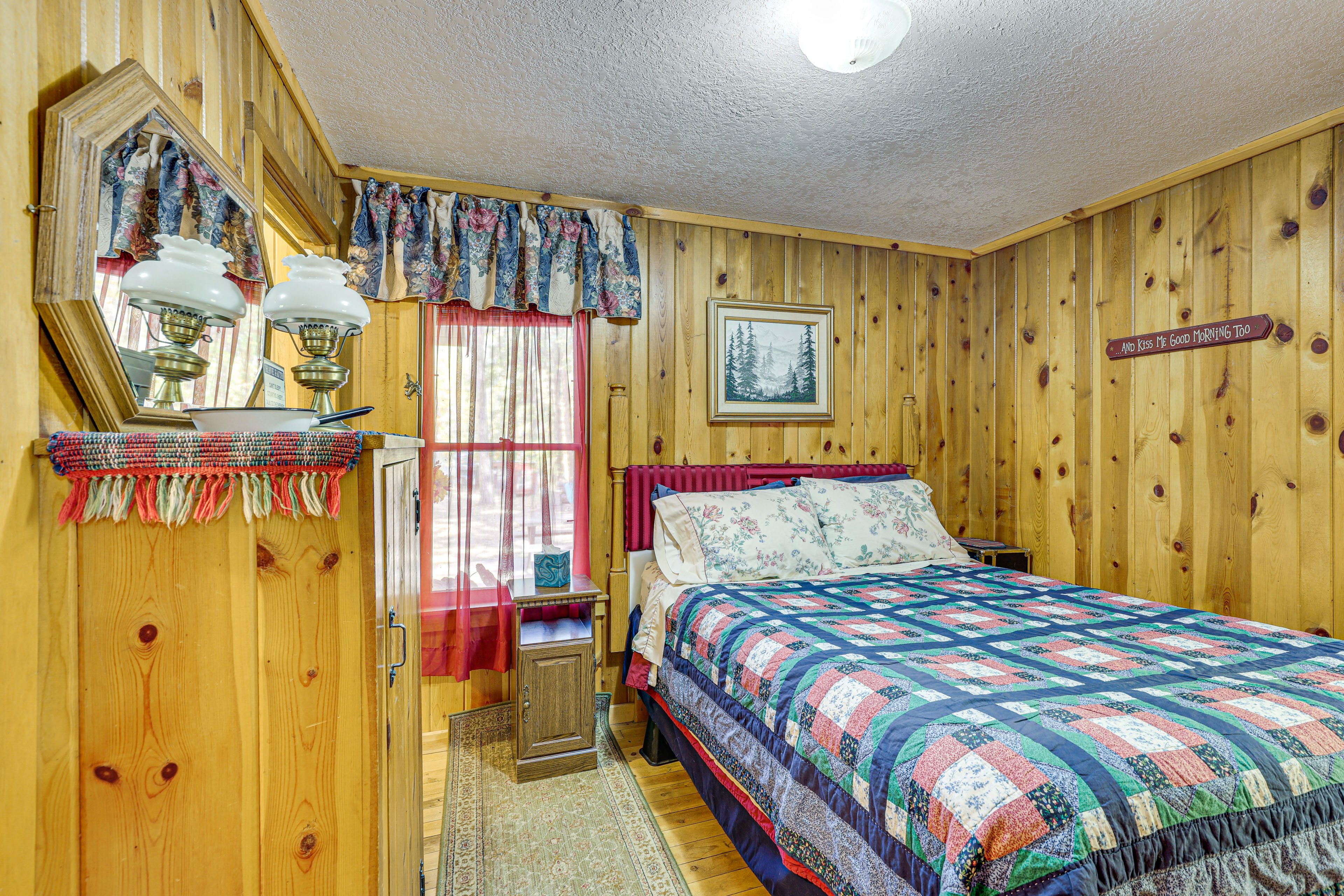 Bedroom 1 (Main Cabin) | Queen Bed | Linens Provided
