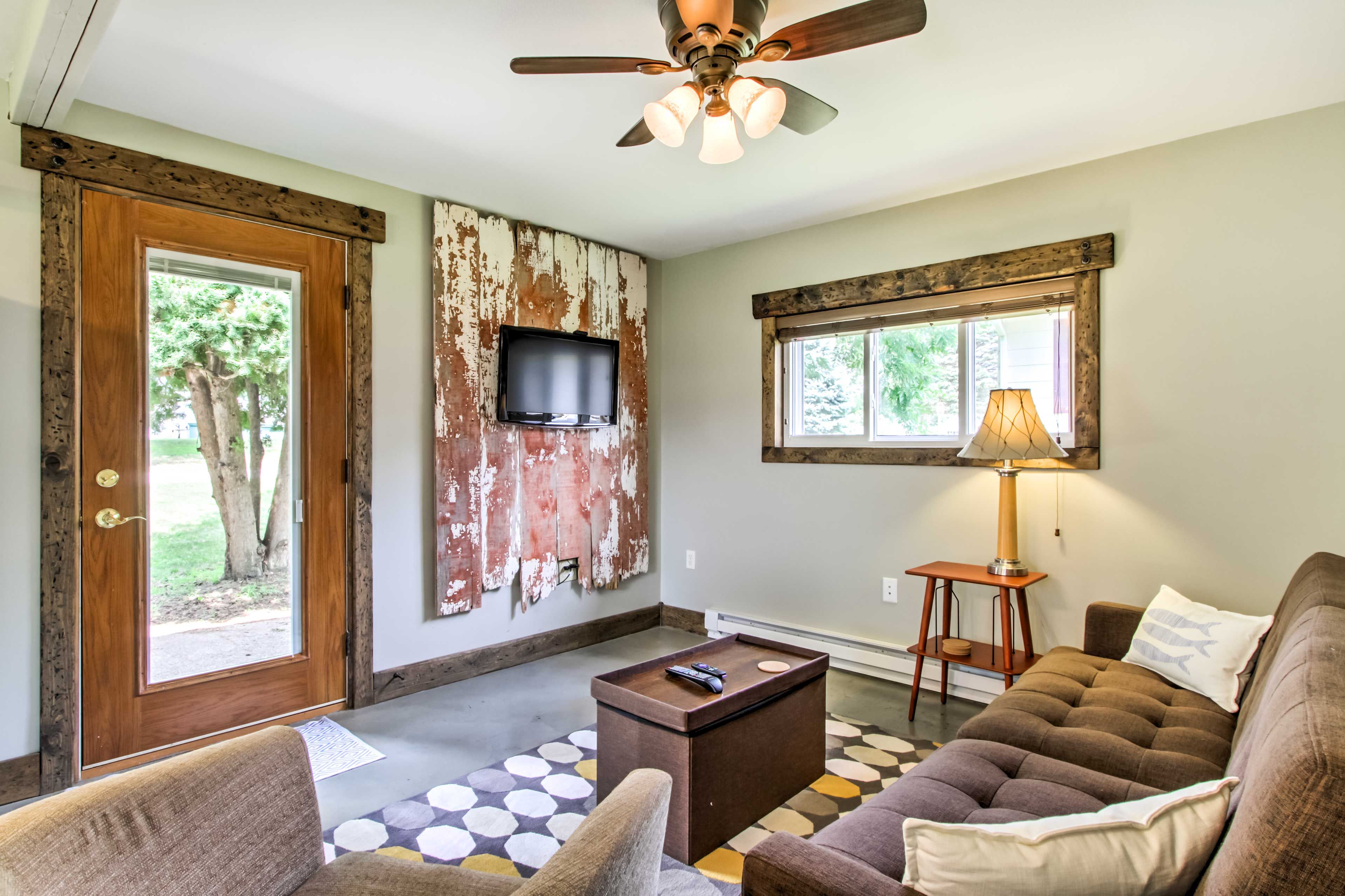 Living Room | Flat-Screen TV | Free WiFi
