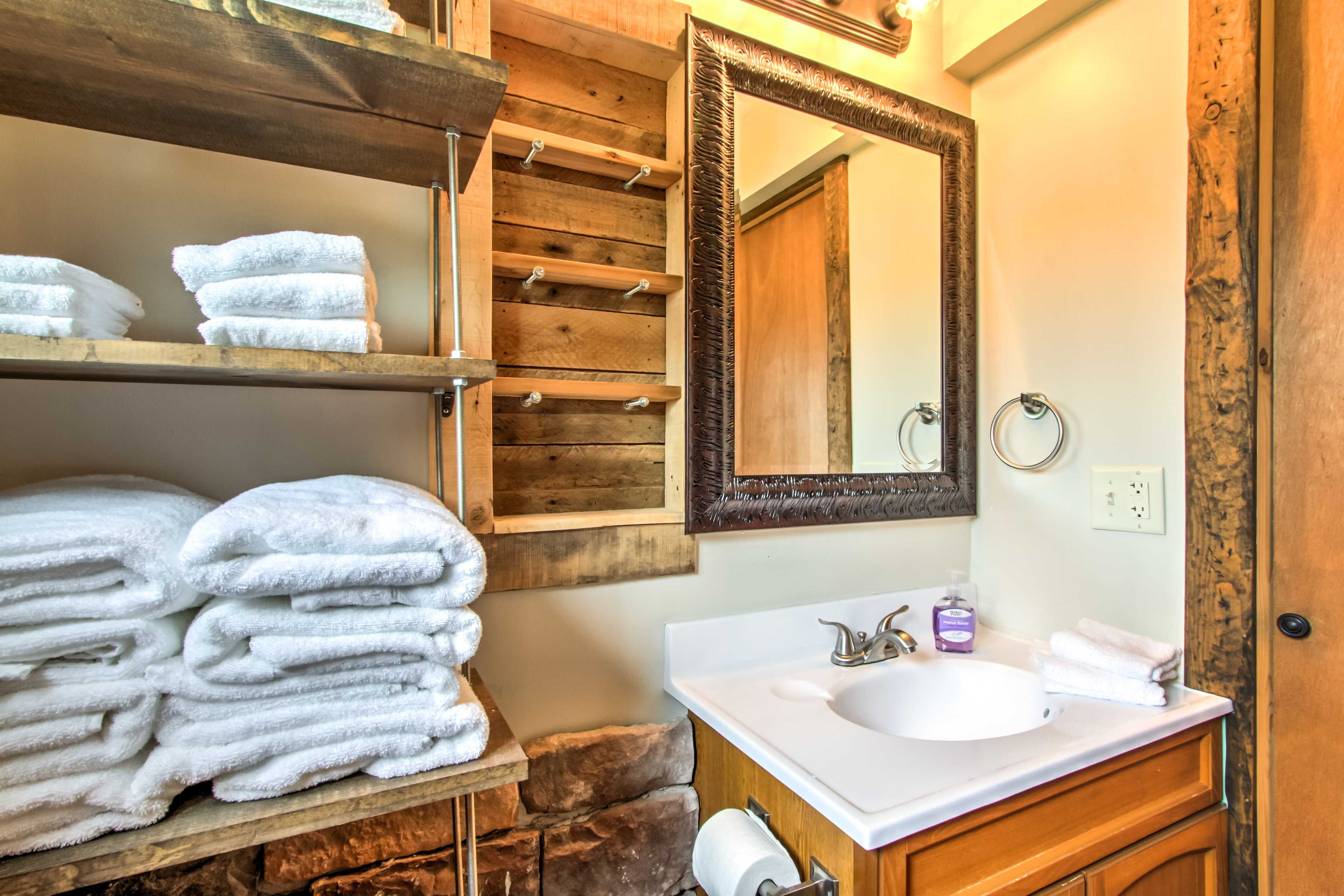 Full Bathroom | Towels Provided