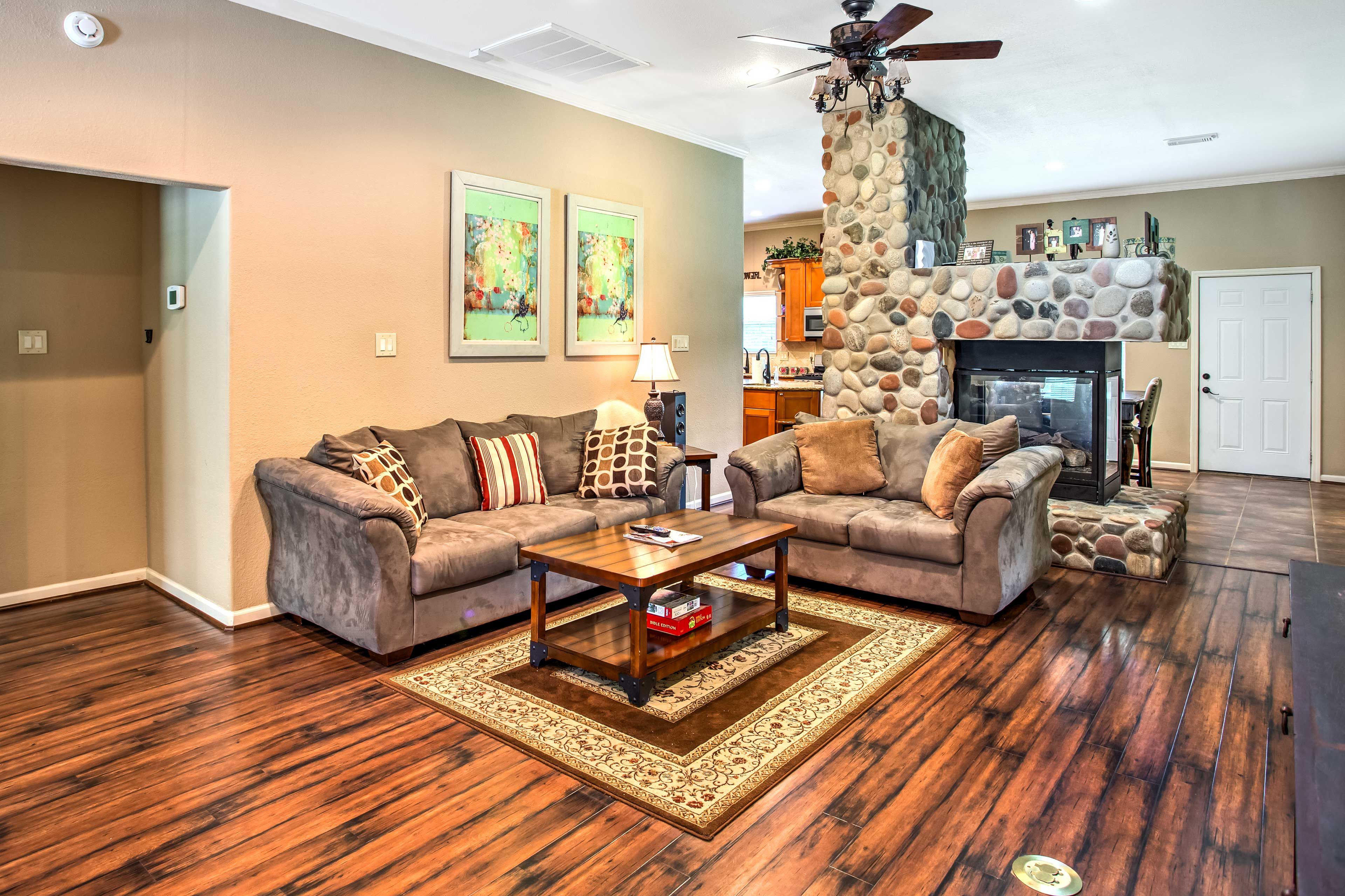Living Room | Free WiFi | Central A/C & Heat