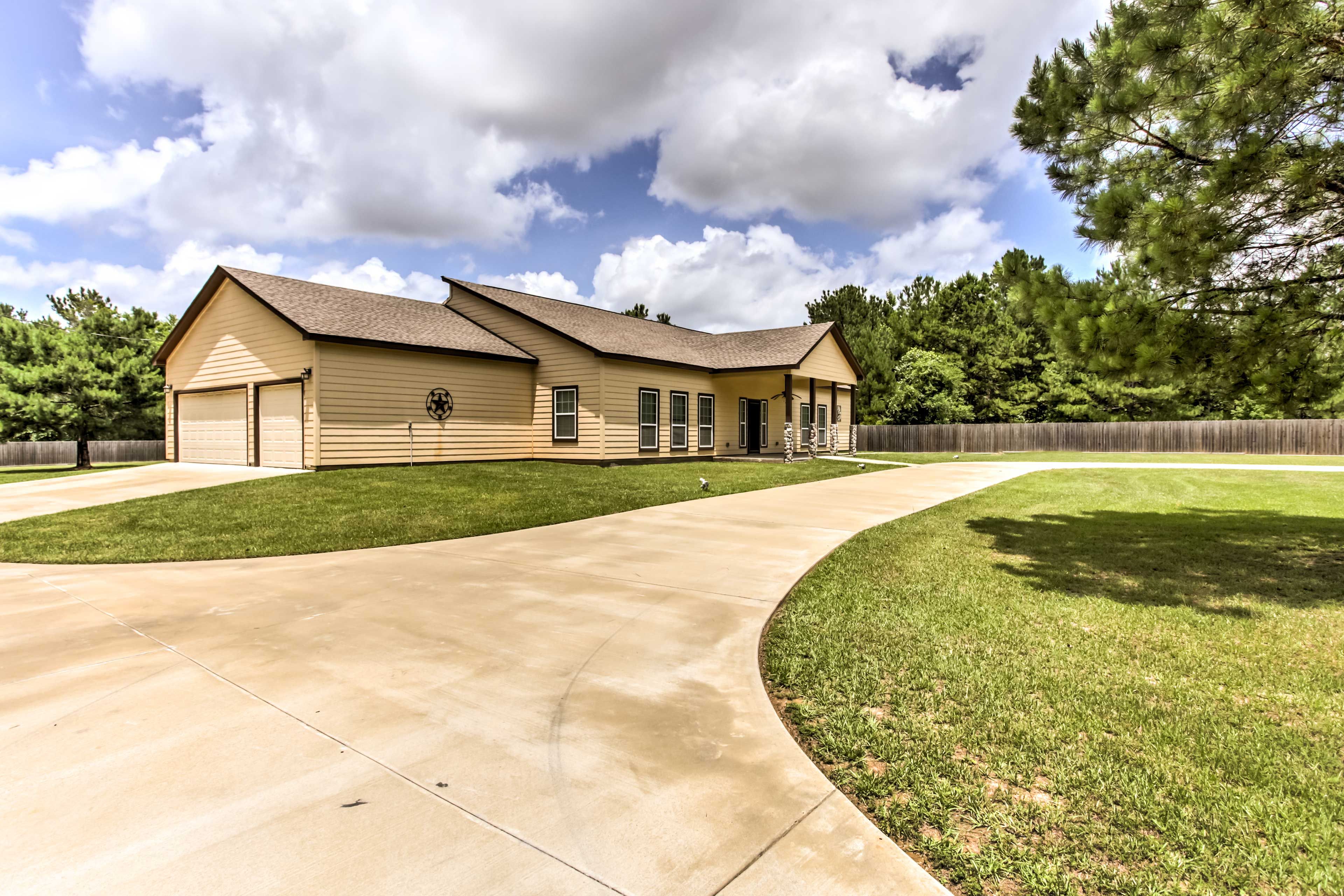 Marshall Vacation Rental | 5BR | 5BA | 3,000 Sq Ft | Step-Free Access