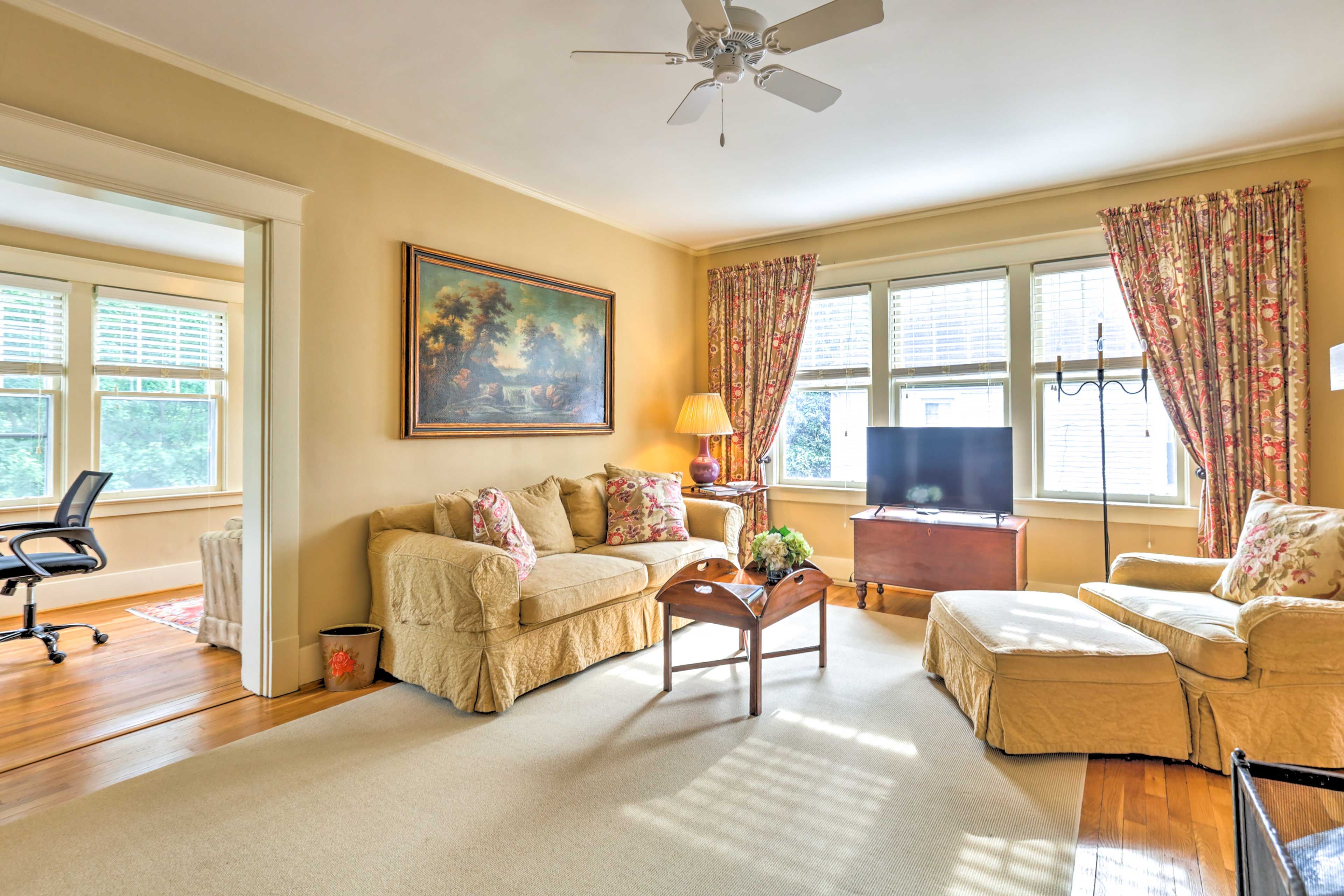 Living Room | Free WiFi | Cable TV | Central A/C & Heat
