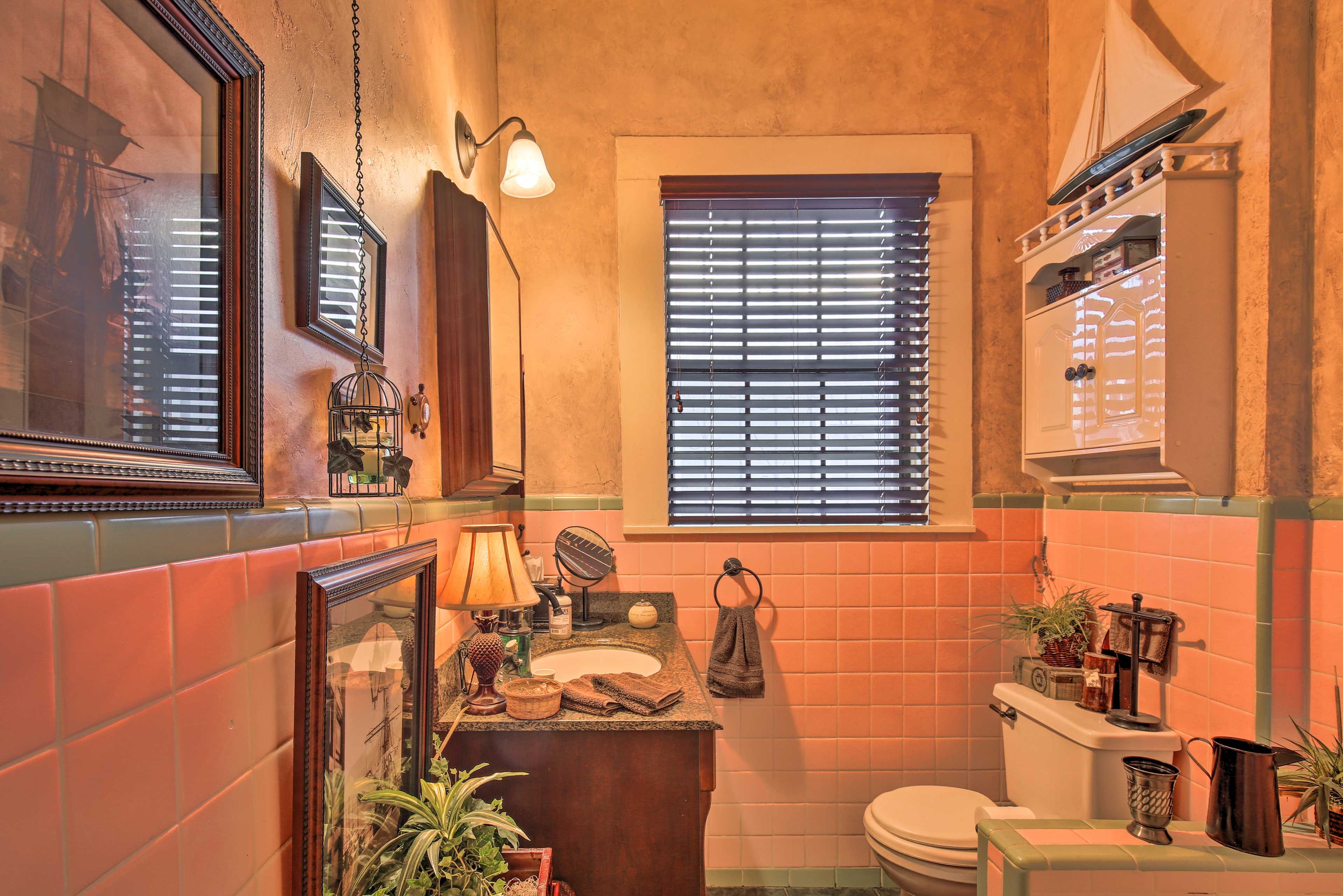 Full Bathroom | Complimentary Toiletries