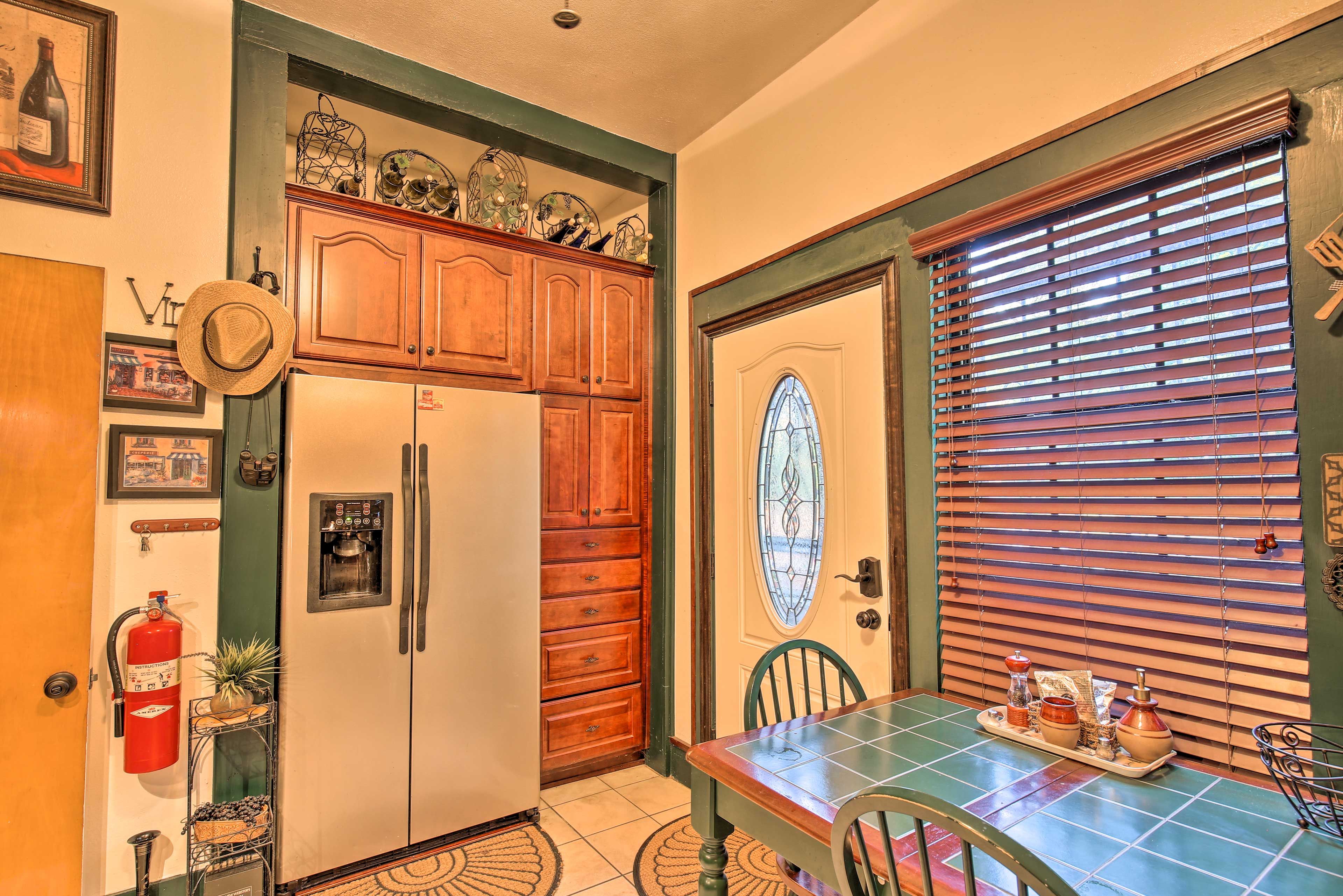 Dining Area | Dishware/Flatware Available