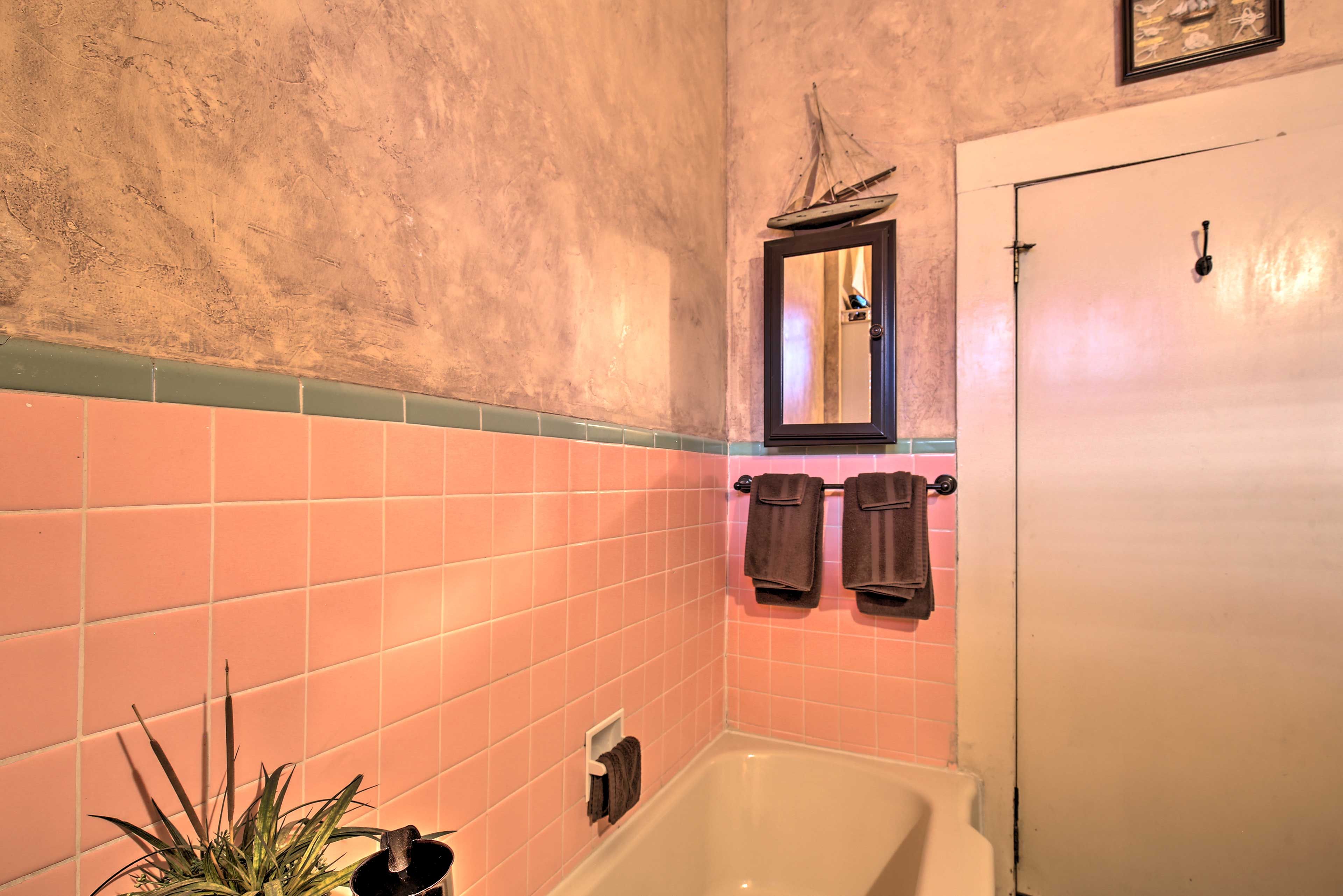 Full Bathroom | Towels Available