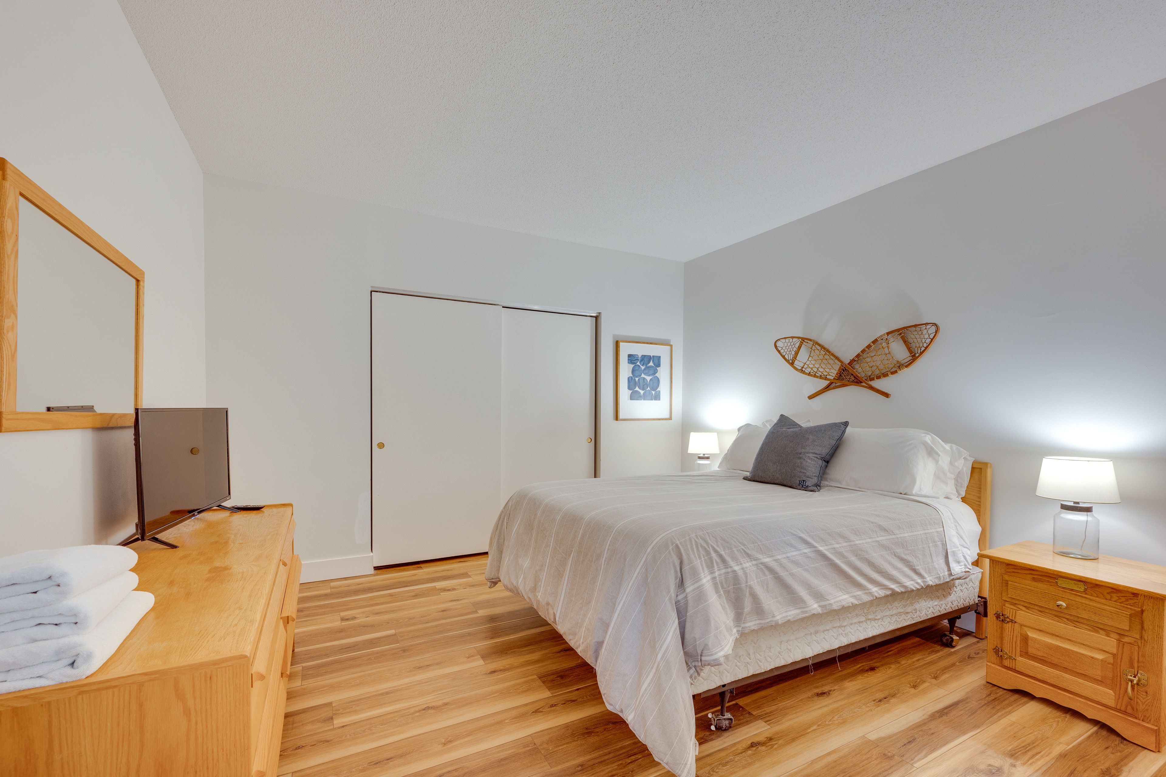 Bedroom | Queen Bed | Linens & Towels Provided