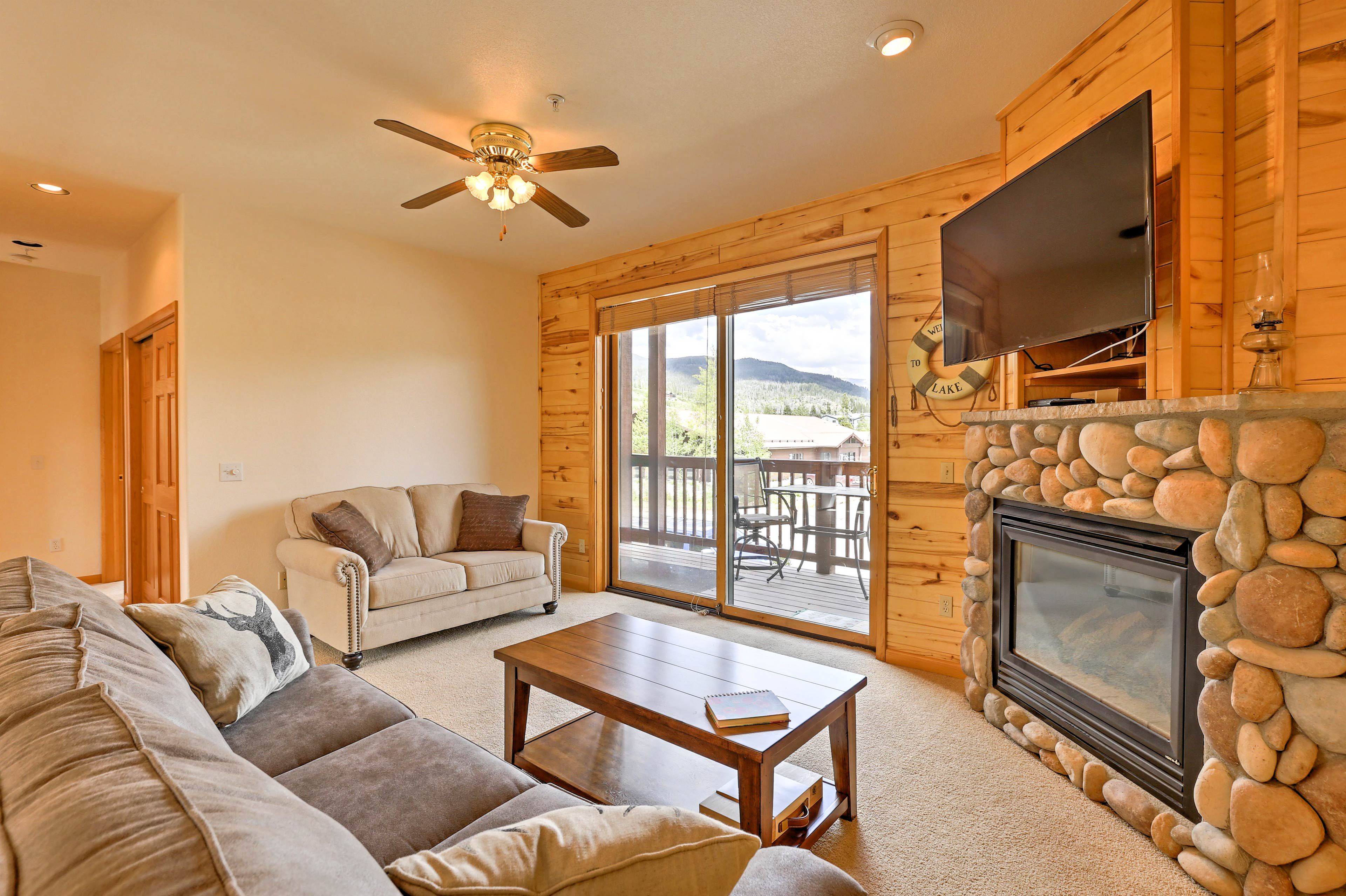 Living Room | Free WiFi | Smart TV | Central Heat | Gas Fireplace | Sleeper Sofa