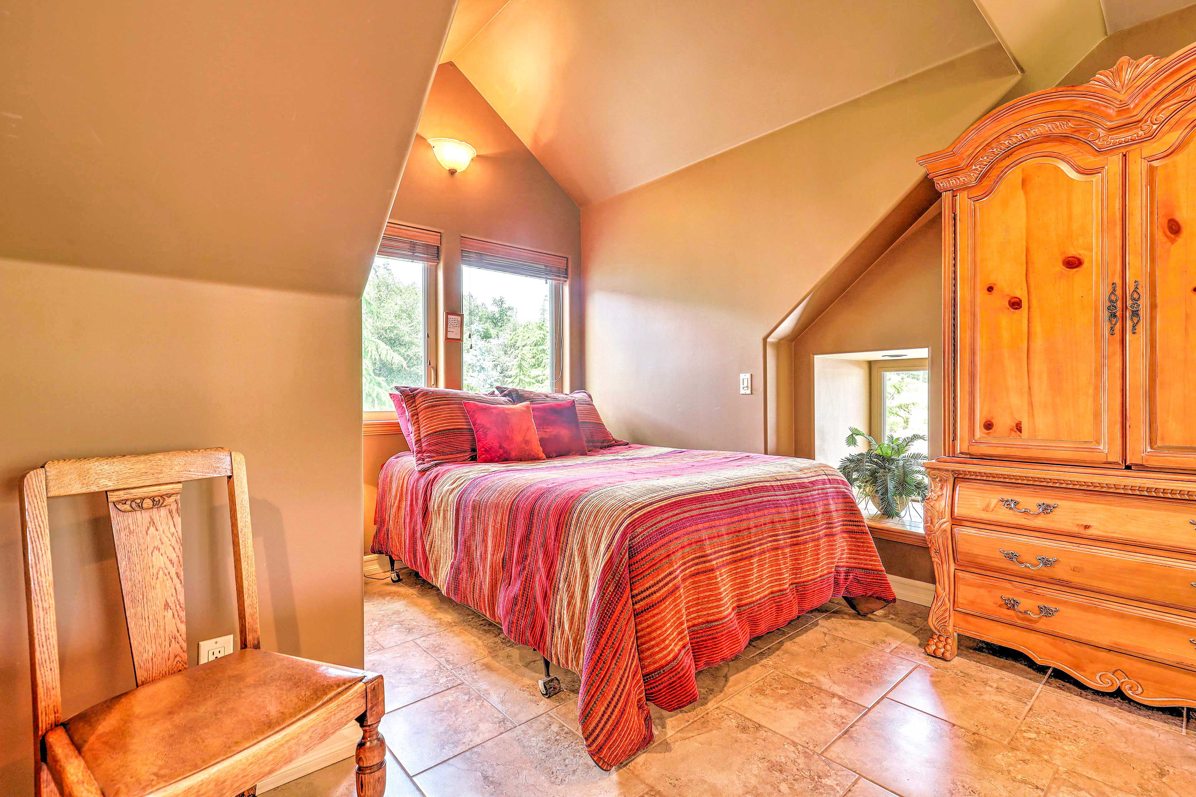 Sleeping Area | Queen Bed