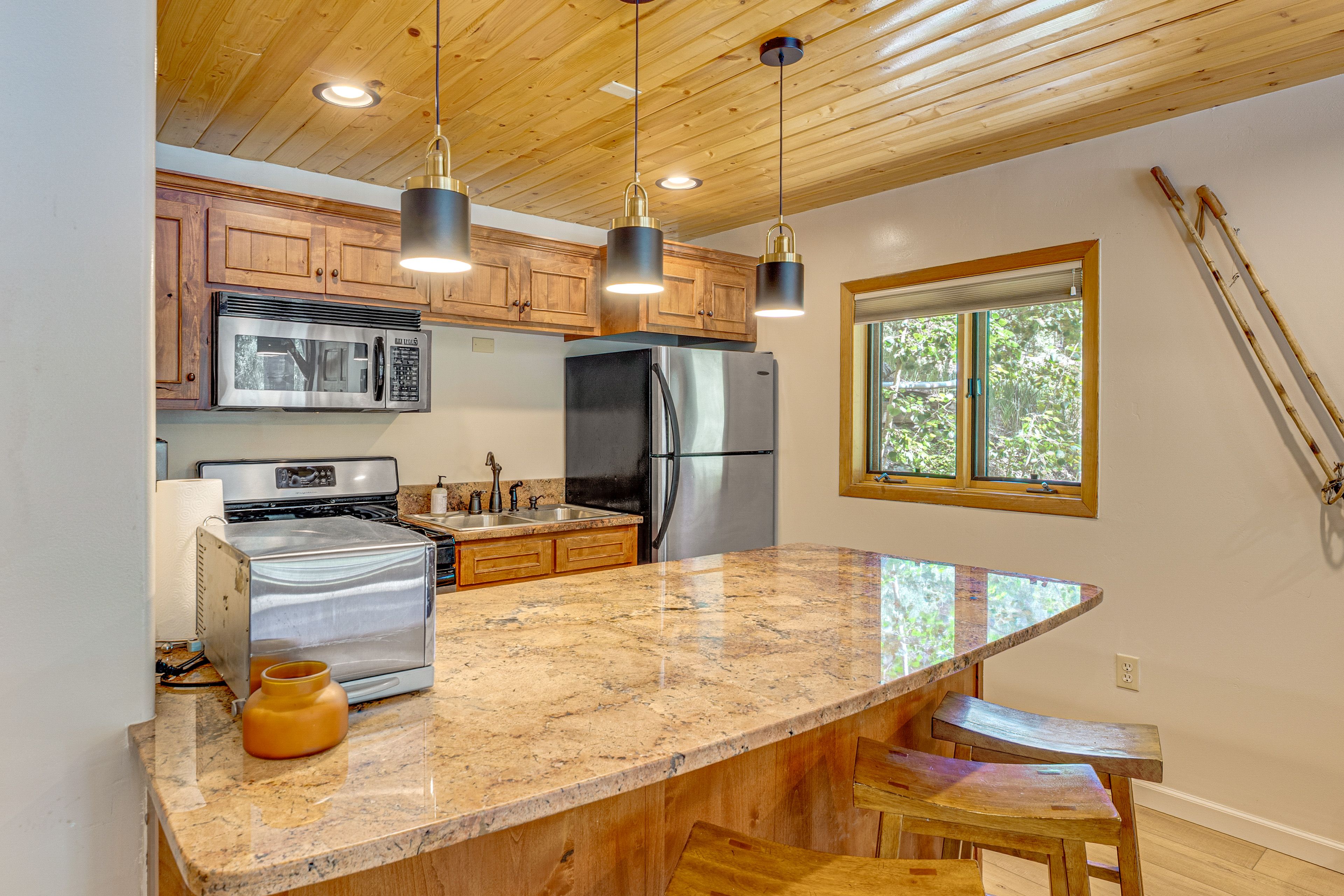 Kitchen | Dishes & Flatware Provided
