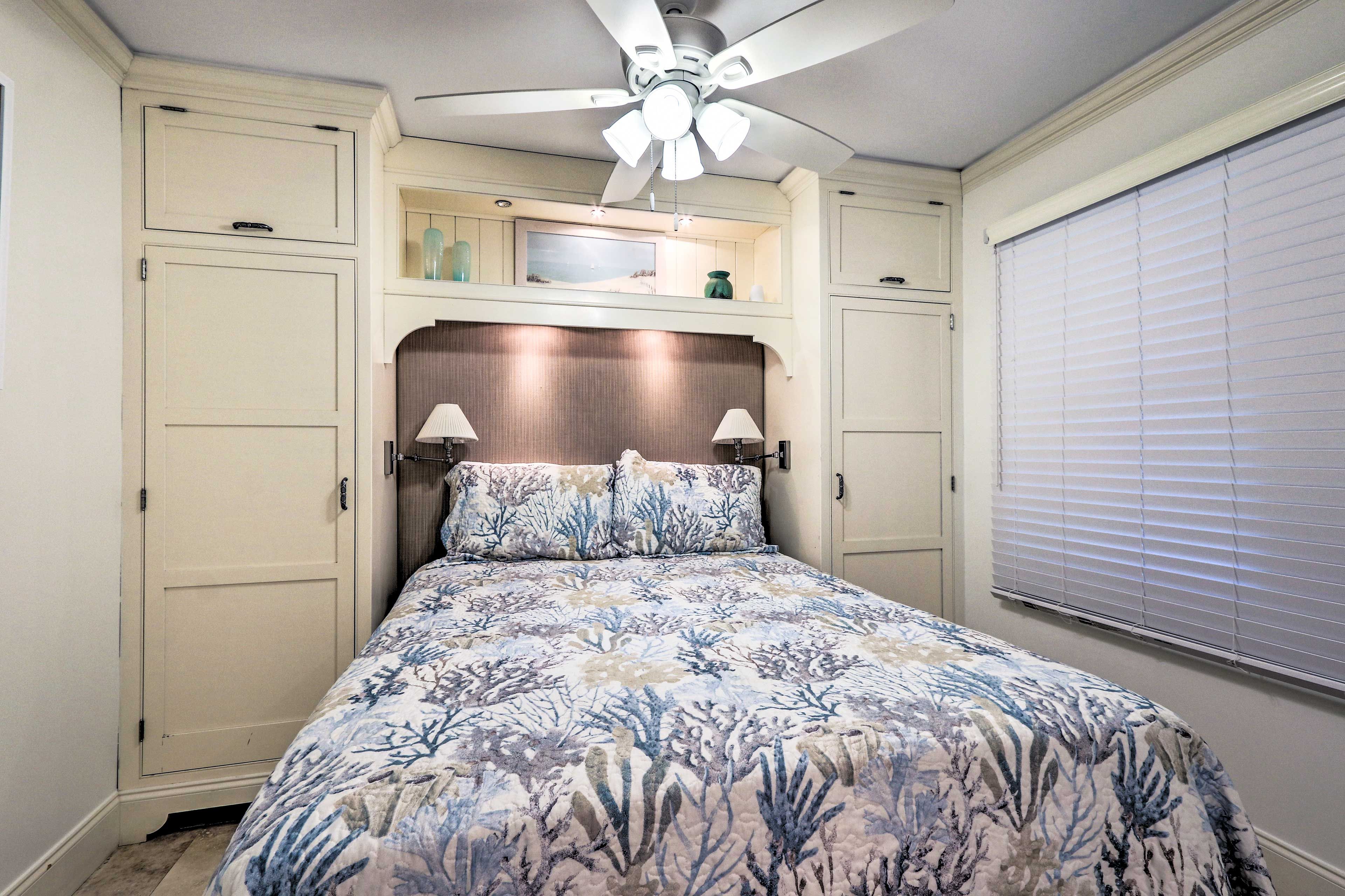Bedroom | Queen Bed | Linens Provided