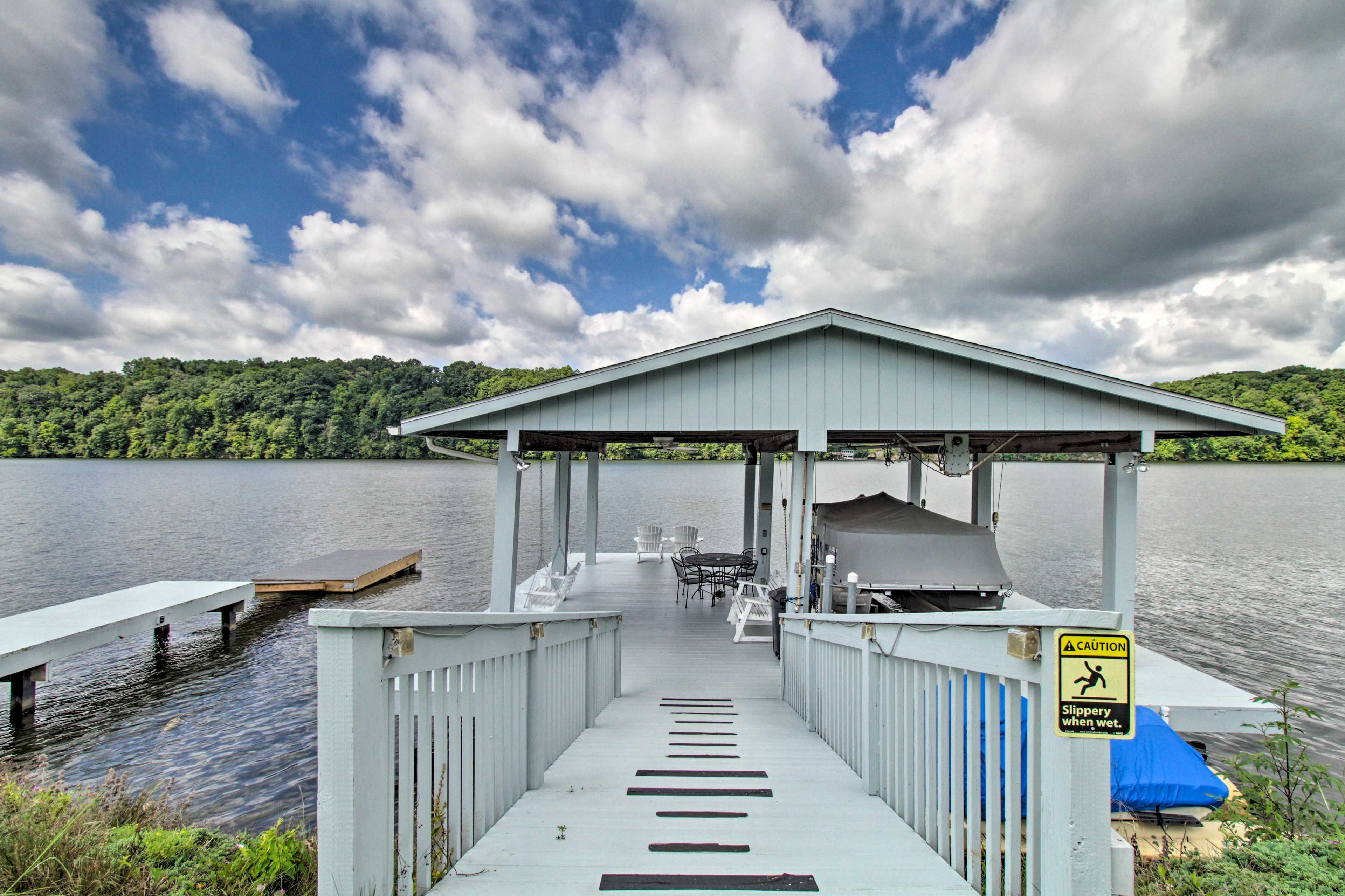 Private Dock | 10-Foot Boats Permitted
