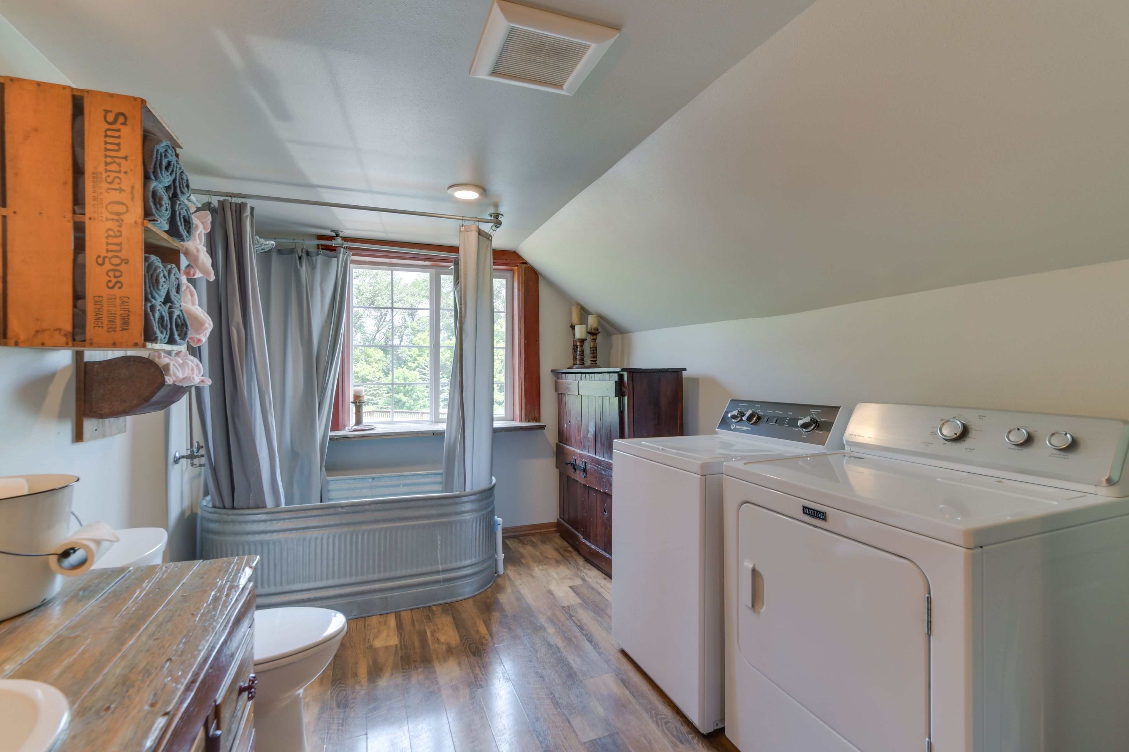 Full Bathroom | Washer & Dryer