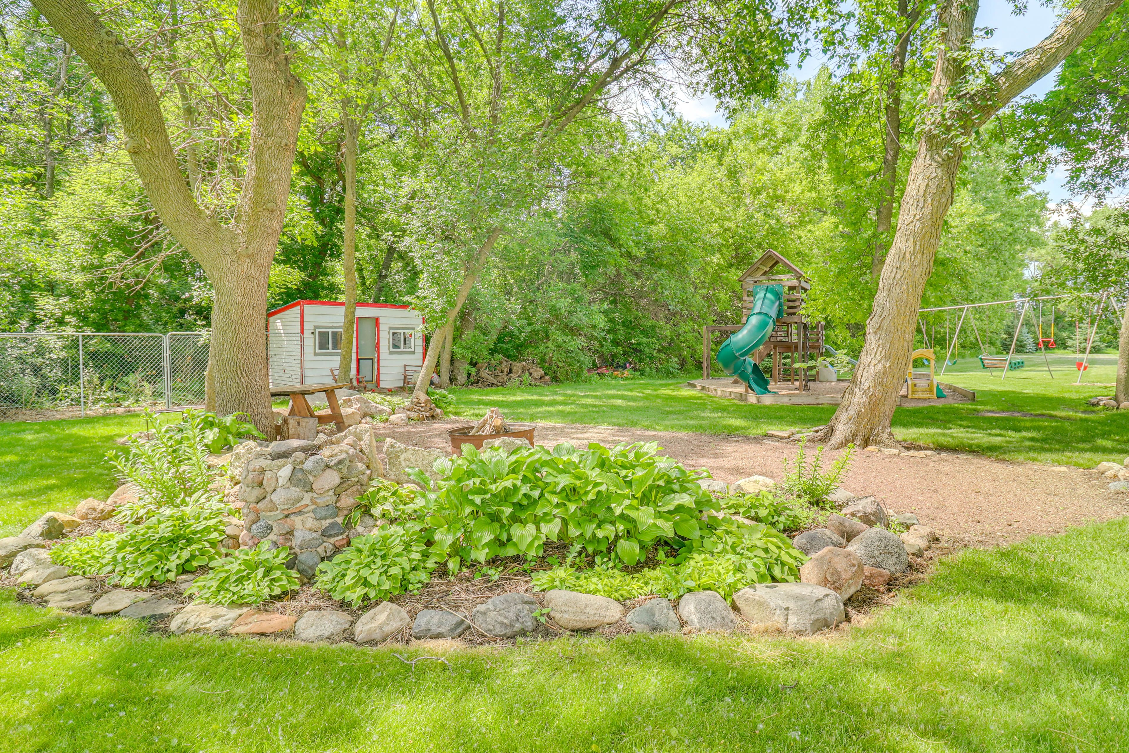 Spacious Yard | Playset | 2 Fire Pits | Basketball Court | Volleyball Net