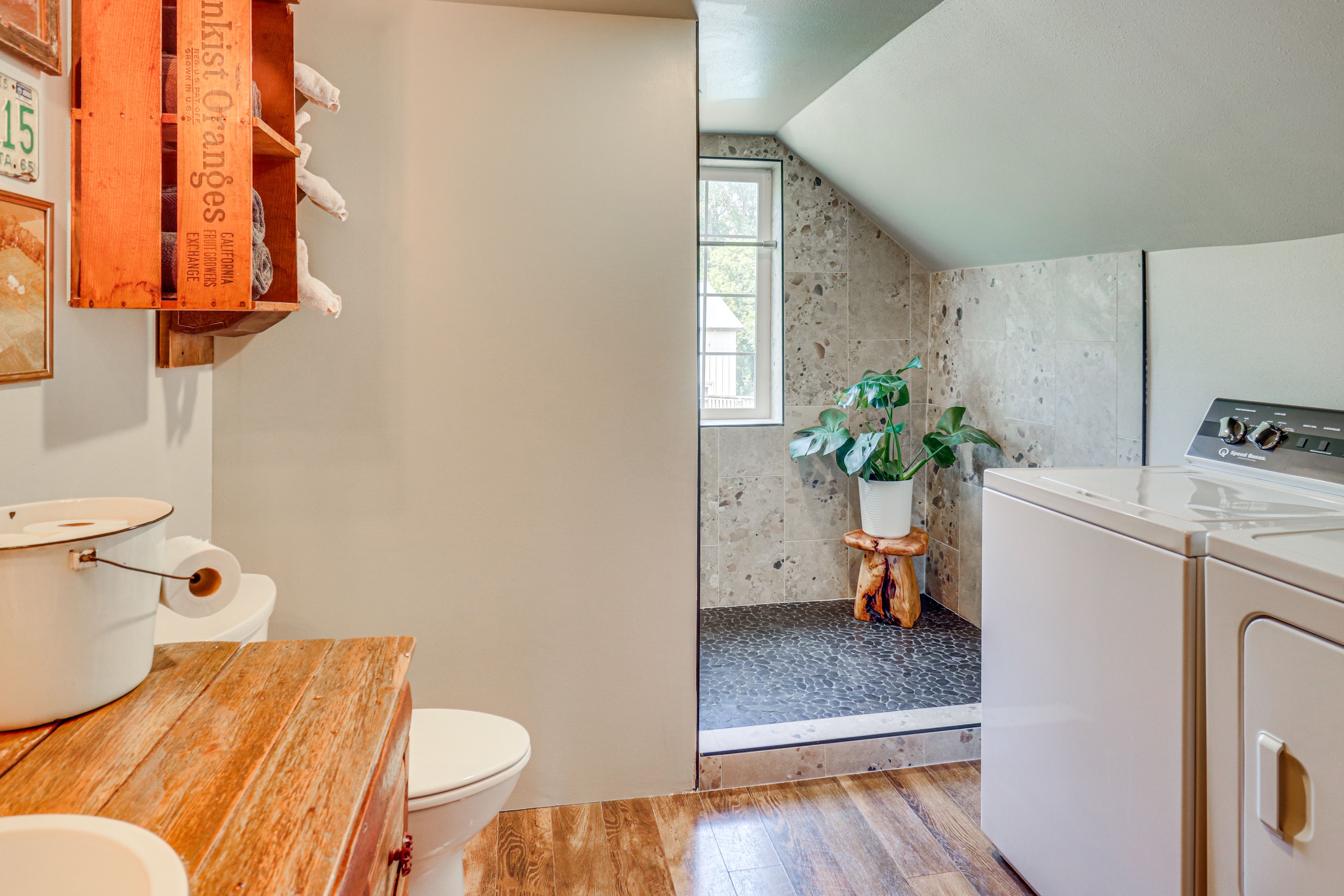 Full Bathroom | Washer & Dryer