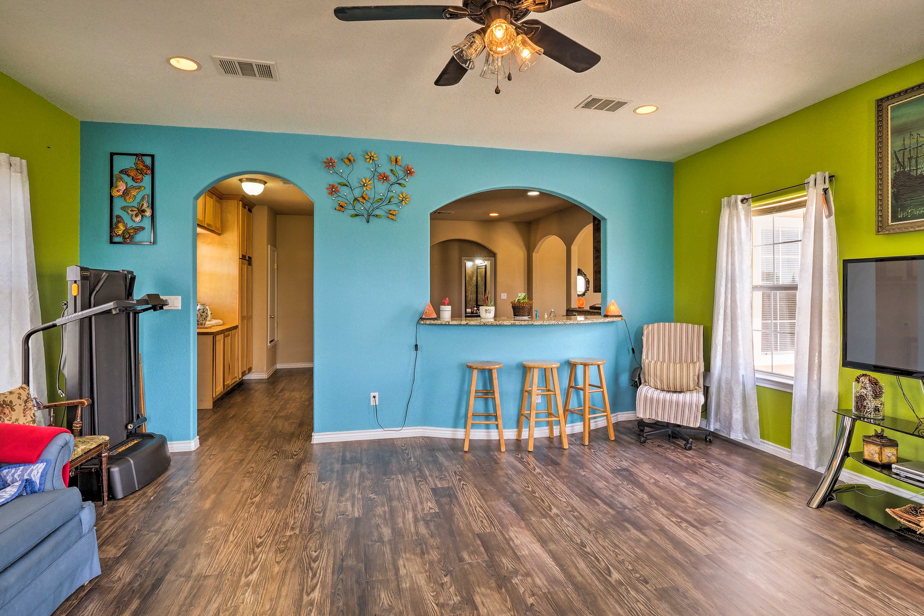 The breakfast bar ties the living and kitchen area together.